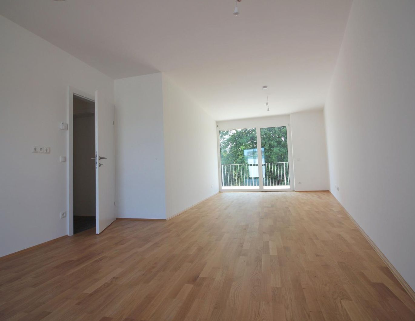 WOHLFÜHLWOHNEN IM GRÜNEN! GROSSZÜGIGE 3-ZIMMER-WOHNUNG MIT BALKON UND PARKPLATZ