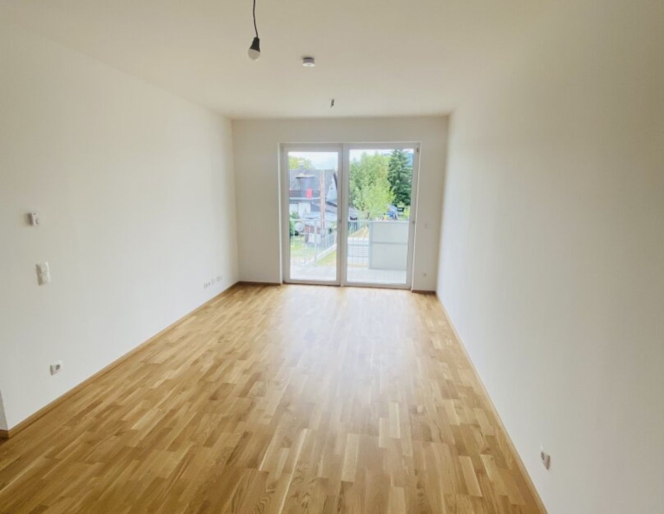 NEUBAUWOHNUNG mit herrlichem Balkon und Tiefgaragenparkplatz in ruhiger und zentraler Lage