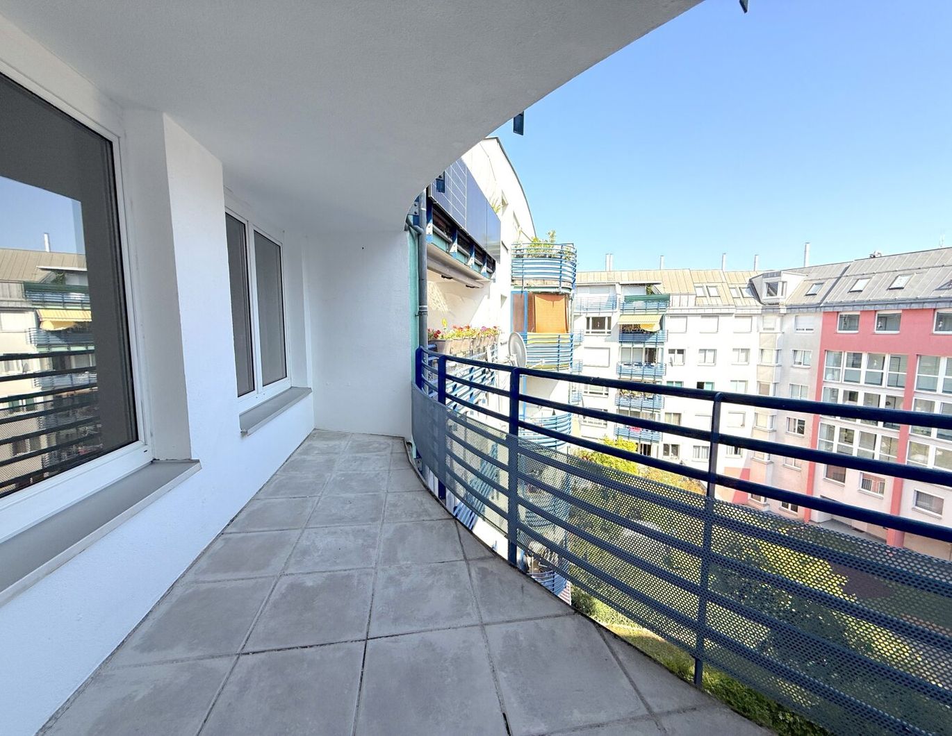 Teilrenovierte 3 Zimmer Wohnung | Großzügige Loggia, hohe Stockwerkslage, smarte Aufteilung
