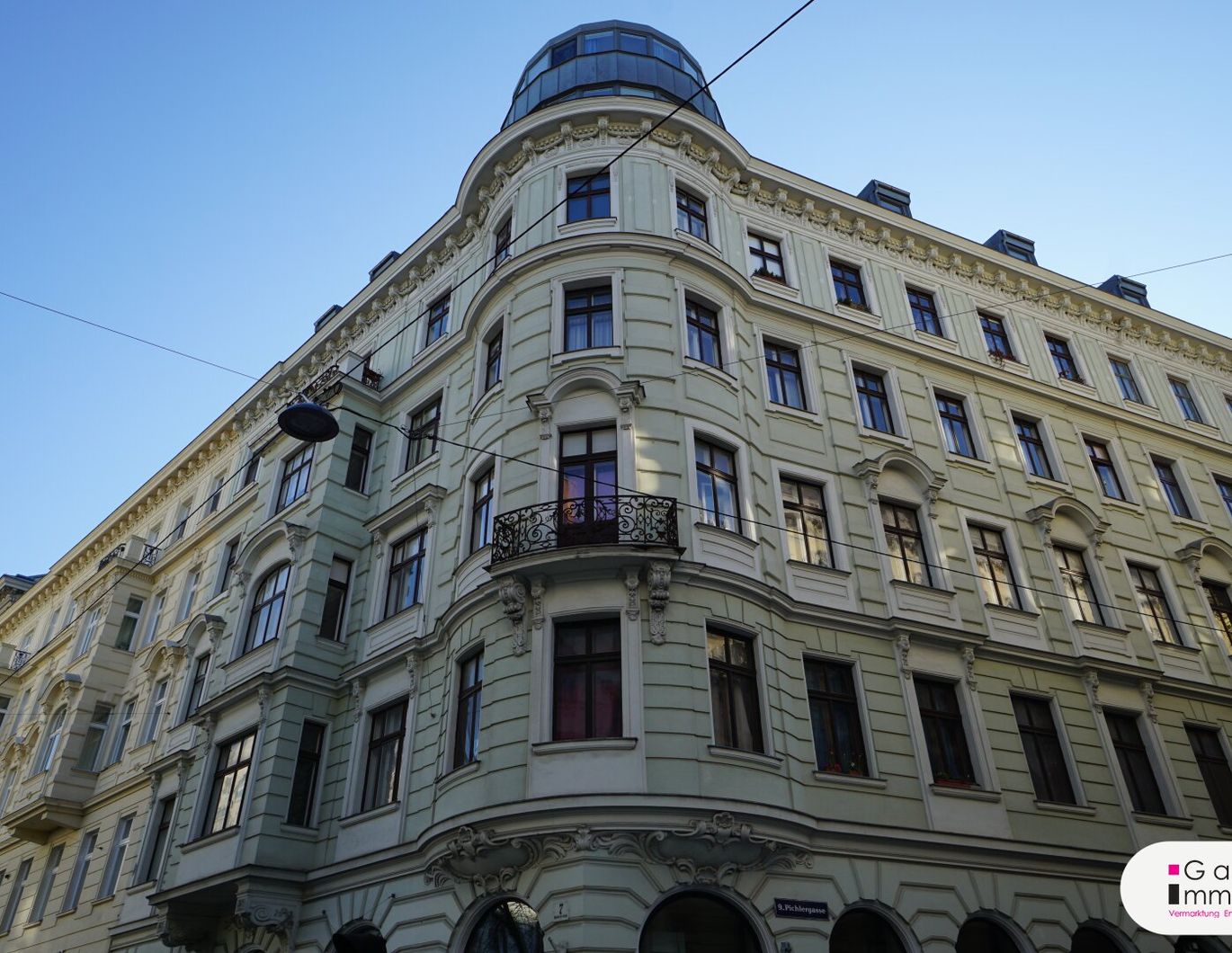 Bei der Volksoper - sanierungsbedürftige Stilaltbauwohnung