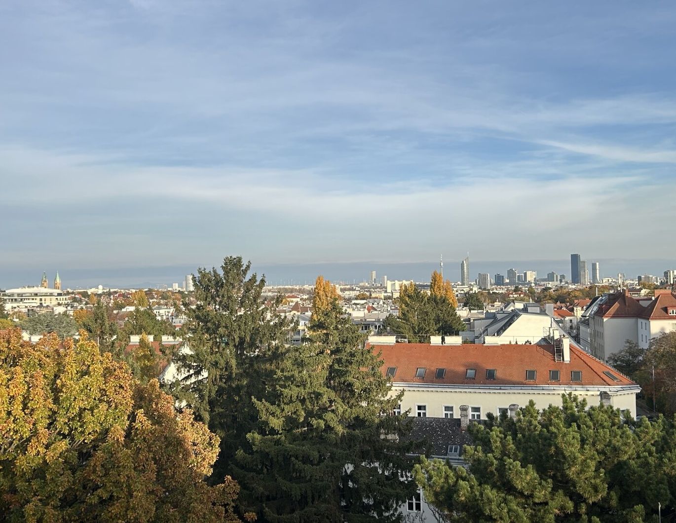 DACHGESCHOSS + 42m² TERRASSEN + FERNSICHT + SONNIG + RUHELAGE + TOPZUSTAND!