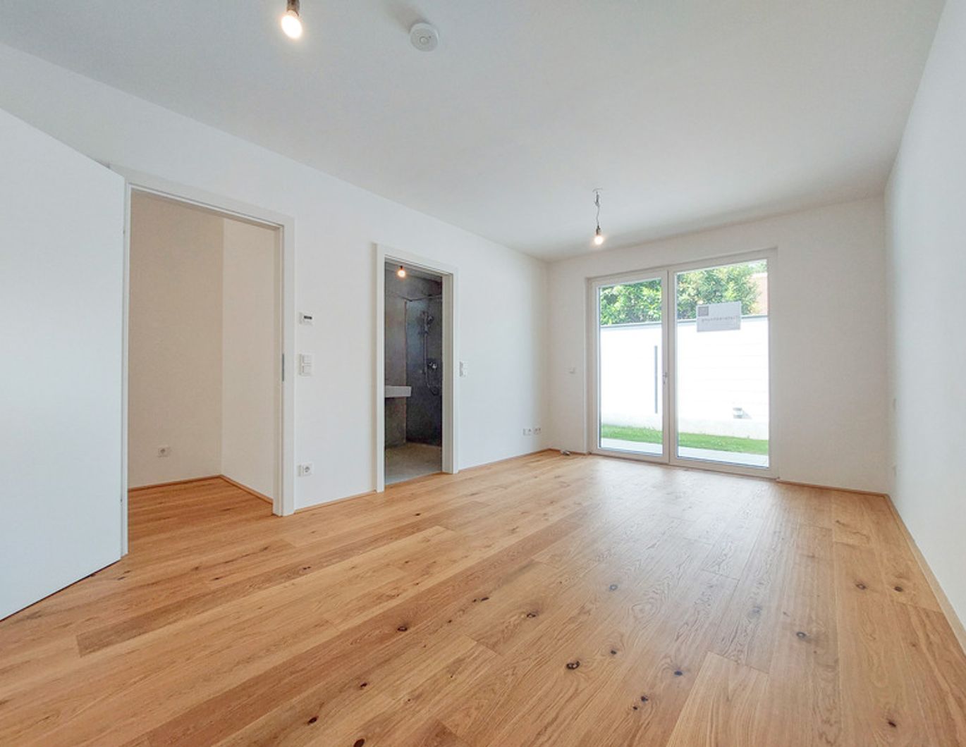 Bezugsfertig: Raffinierte 4-Zimmer Wohnung mit Garten für Familien und Frischluftfanatiker