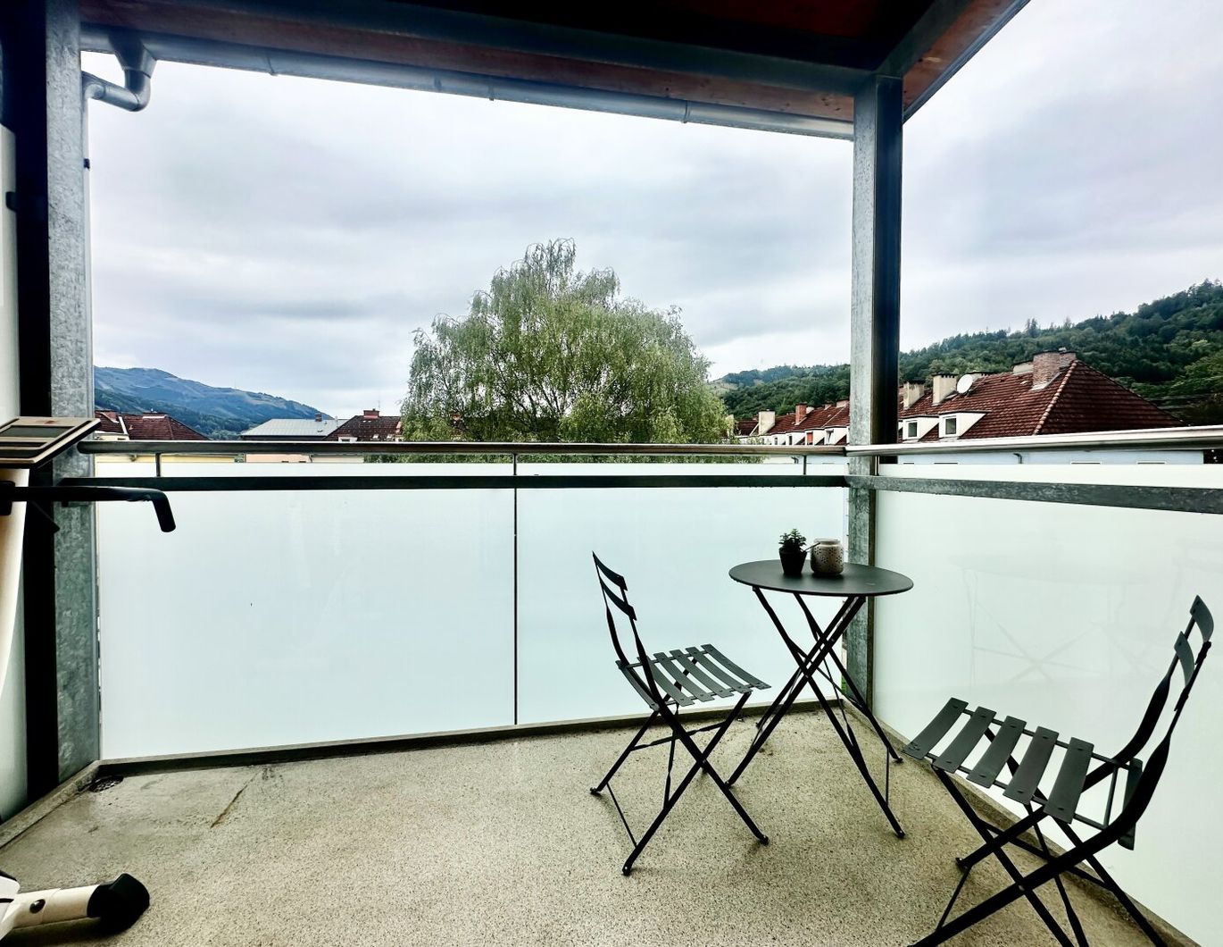 AB 01.05.2026 VERFÜGBAR I TOP SANIERT I DESIGN-KÜCHE I XL-BALKON I MODERNER GRUNDRISS I PARKPLATZ I HAUSTIERE WILLKOMMEN I SEHR RUHIG I PROJEKT WOHNEN