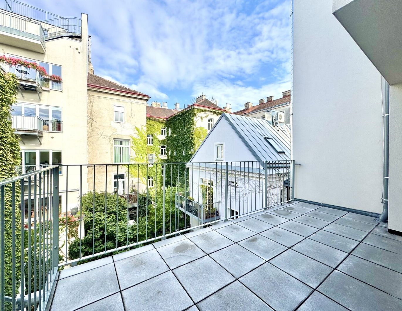 Lichtdurchfluteter ERSTBEZUG mit hofseitiger Terrasse! Grünblick in den Innenhof!