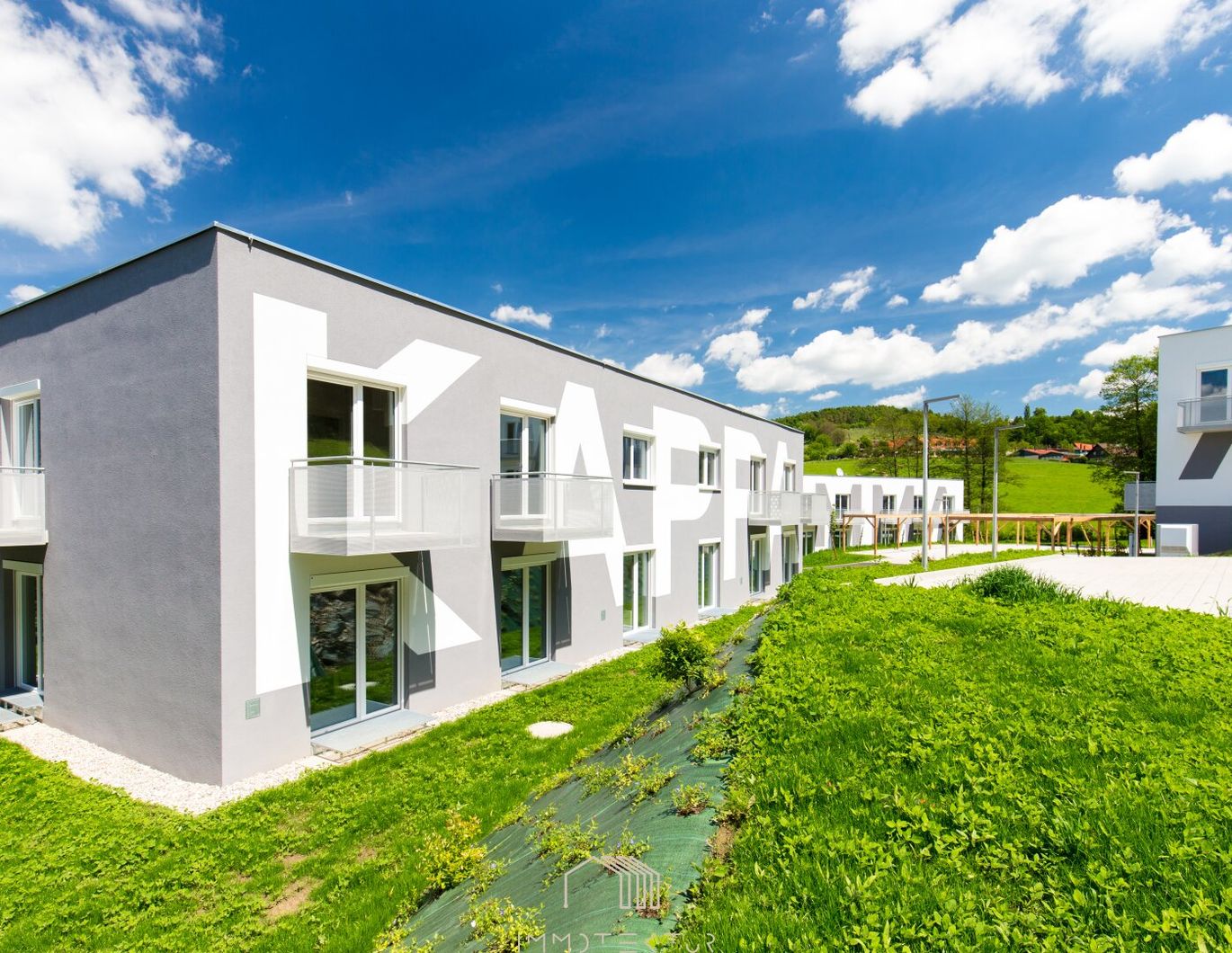 WOHNEN AM WALDRAND : Moderne 4-Zimmer-Wohnung mit Extraküche, mehreren Balkonen und Parkplatz