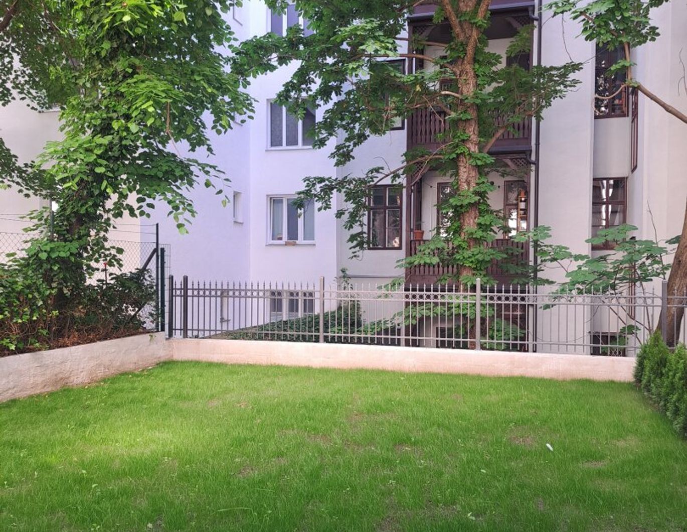 Perfekt sanierte 2-Zimmer-Altbauwohnung mit Garten in Top-Lage