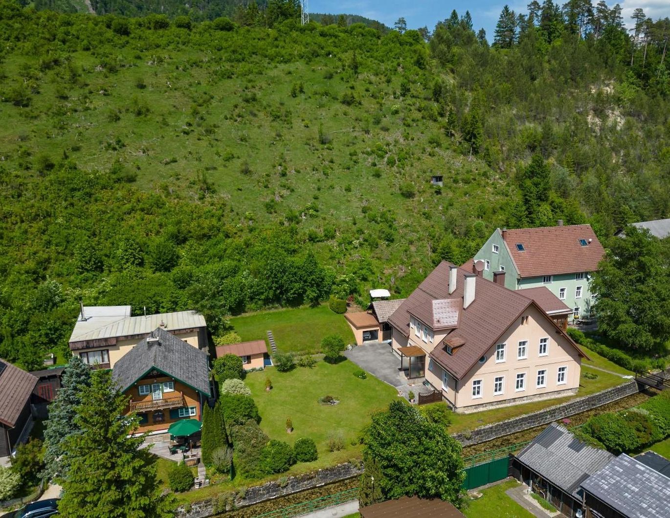 Imposantes Landgut! Zweifamilienhaus in Zentraler Lage!