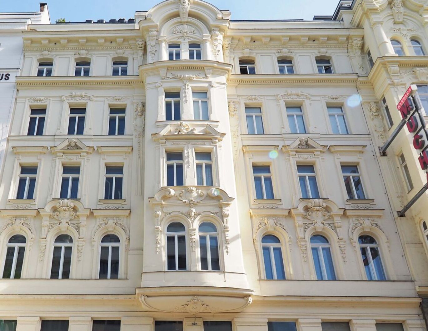 MARIAHILFER STRASSE | 3-Zimmer-Altbauwohnung mit Balkon | U3 Zieglergasse | barrierefreier Lift