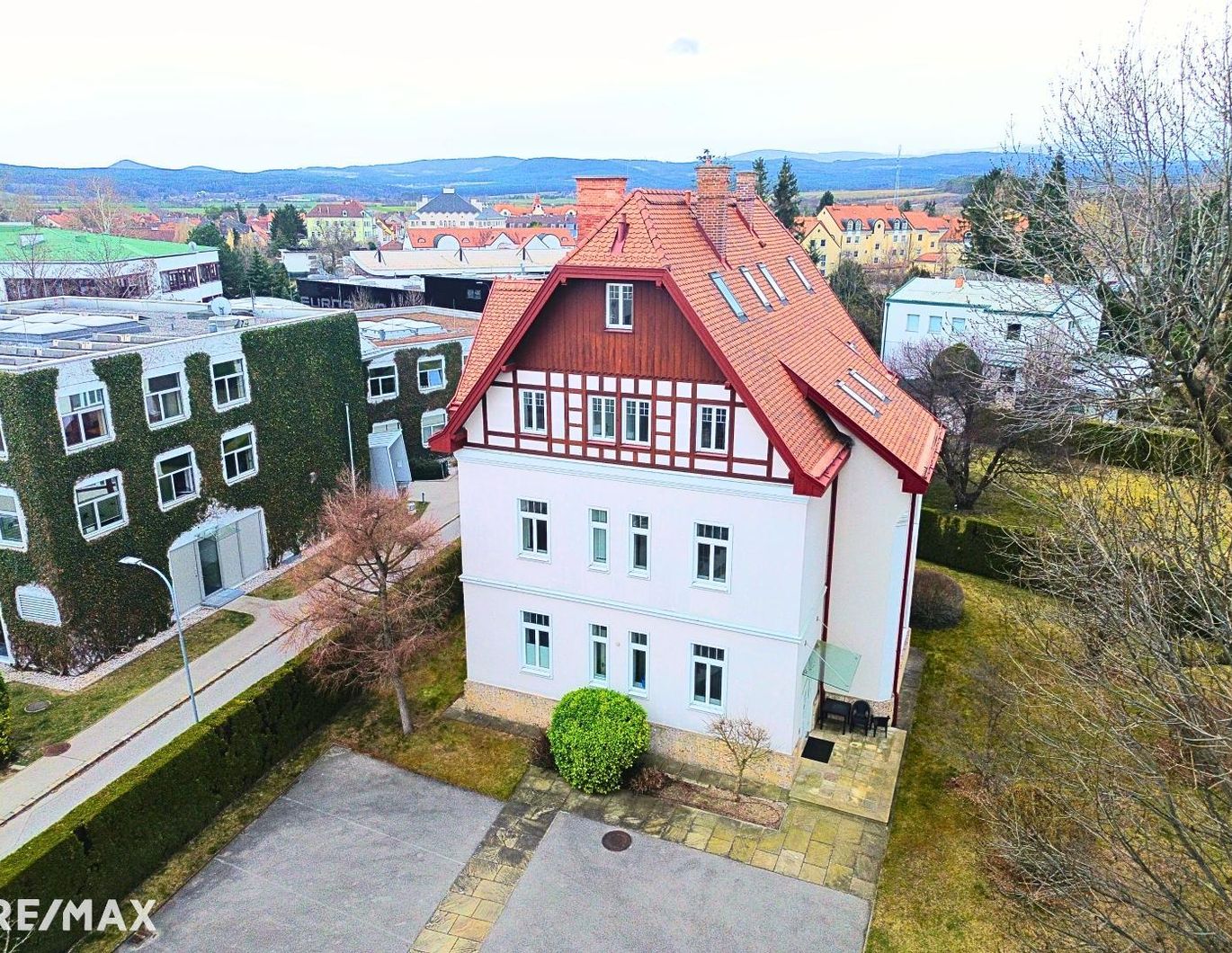 EXKLUSIVES INVESTMENT ODER EIGENNUTZUNG! Villa mit 4 Wohneinheiten im Zentrum!