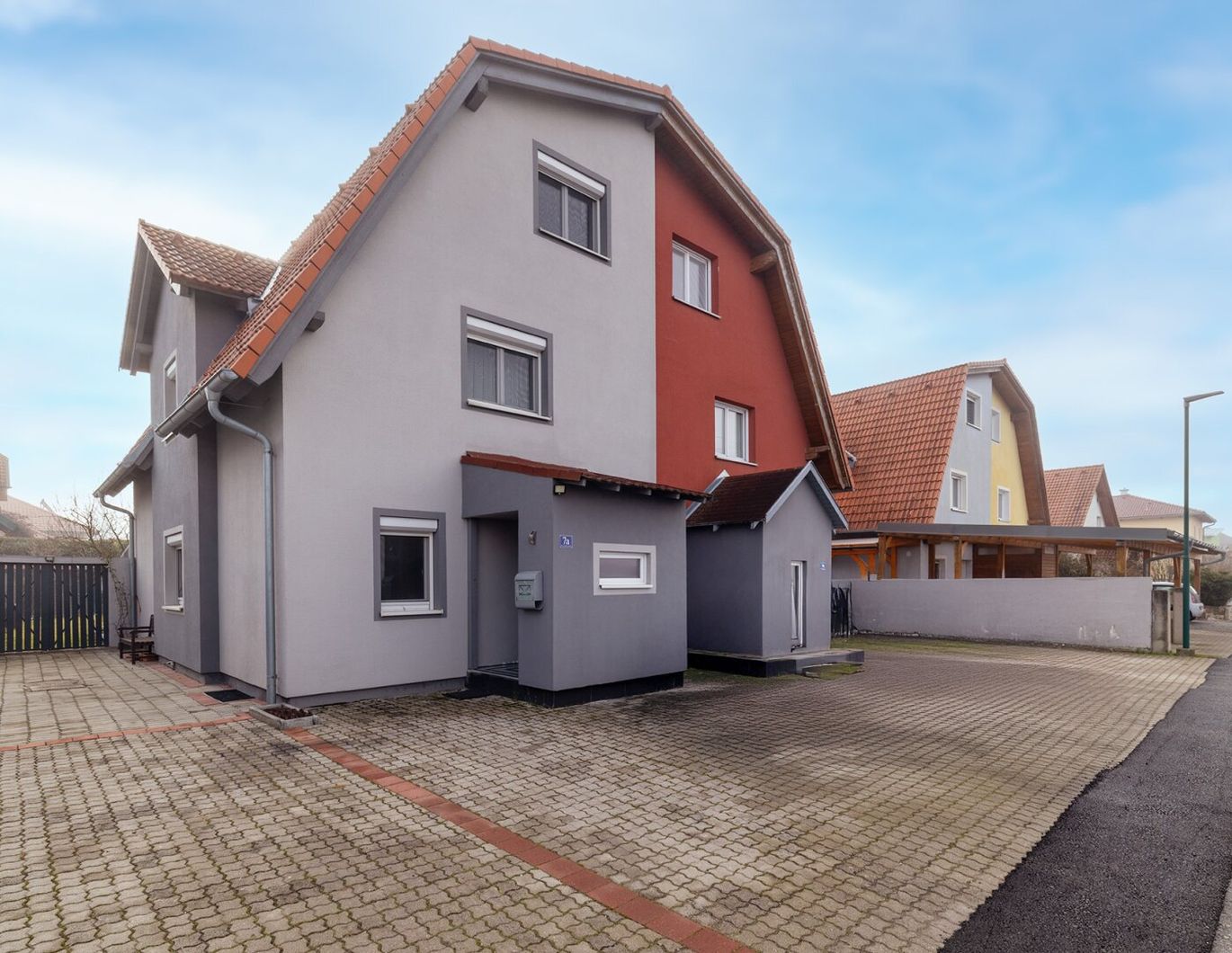 ACHTUNG BESTPREIS | Ein Zuhause das alles kann | Erstklassige Doppelhaushälfte in der Naturparkgemeinde Mannersdorf | 5 Zimmer | Eigengrund | 5 Stellplätze | Keller