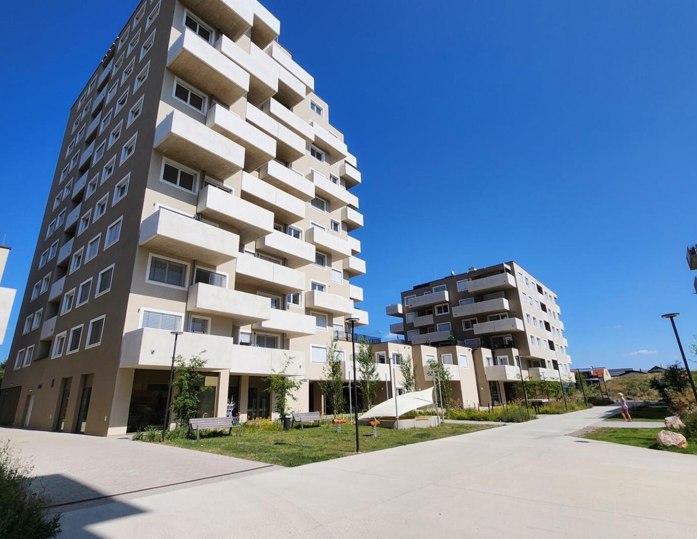 GEGENÜBER HIRSCHSTETTNER BADETEICH!