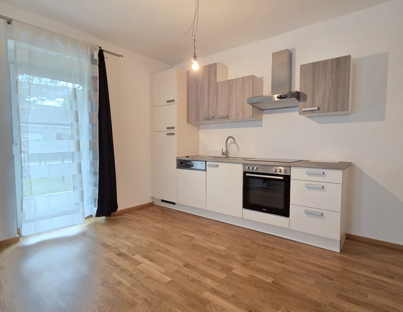 Neuwertige Mietwohnung im EG mit Garten, Garage und Parkplatz