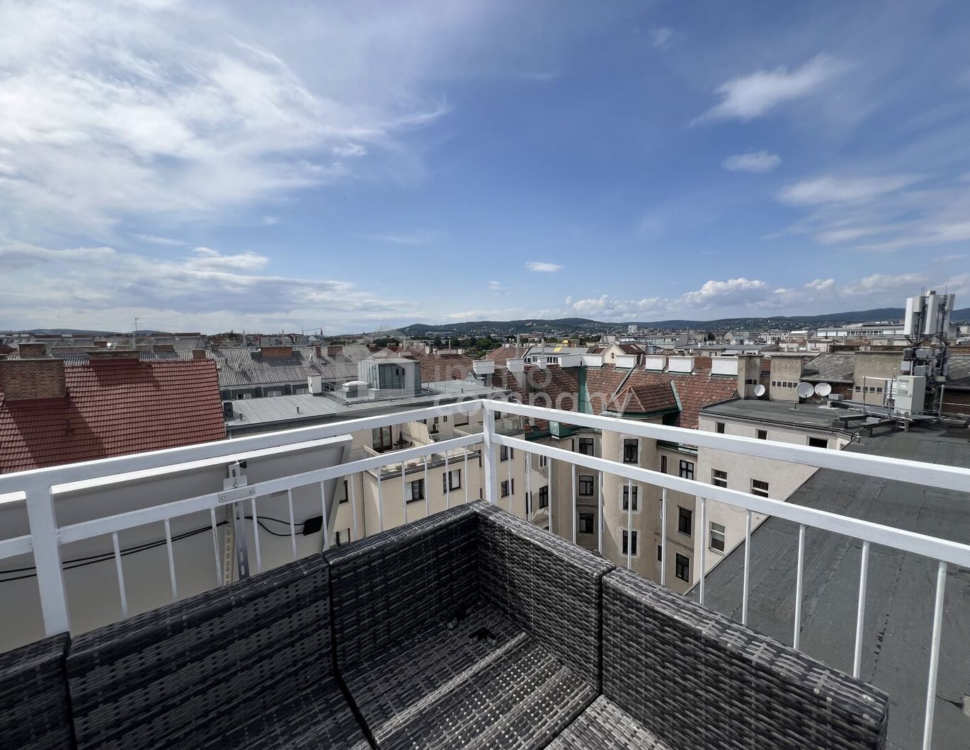 Luxuriöse zweistöckige Wohnung mit atemberaubendem Stadtblick + Balkon und geräumiger Terrasse! 15. Bezirk! U3
