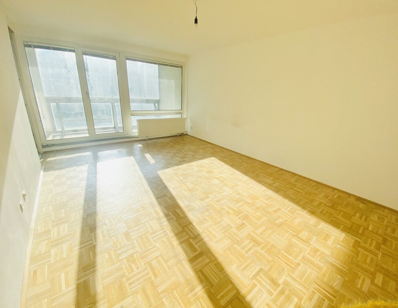 NEUER PREIS! PROVISIONSFREI VOM EIGENTÜMER! 2-ZIMMER WOHNUNG MIT LOGGIA IN DER FORSTHAUSGASSE!