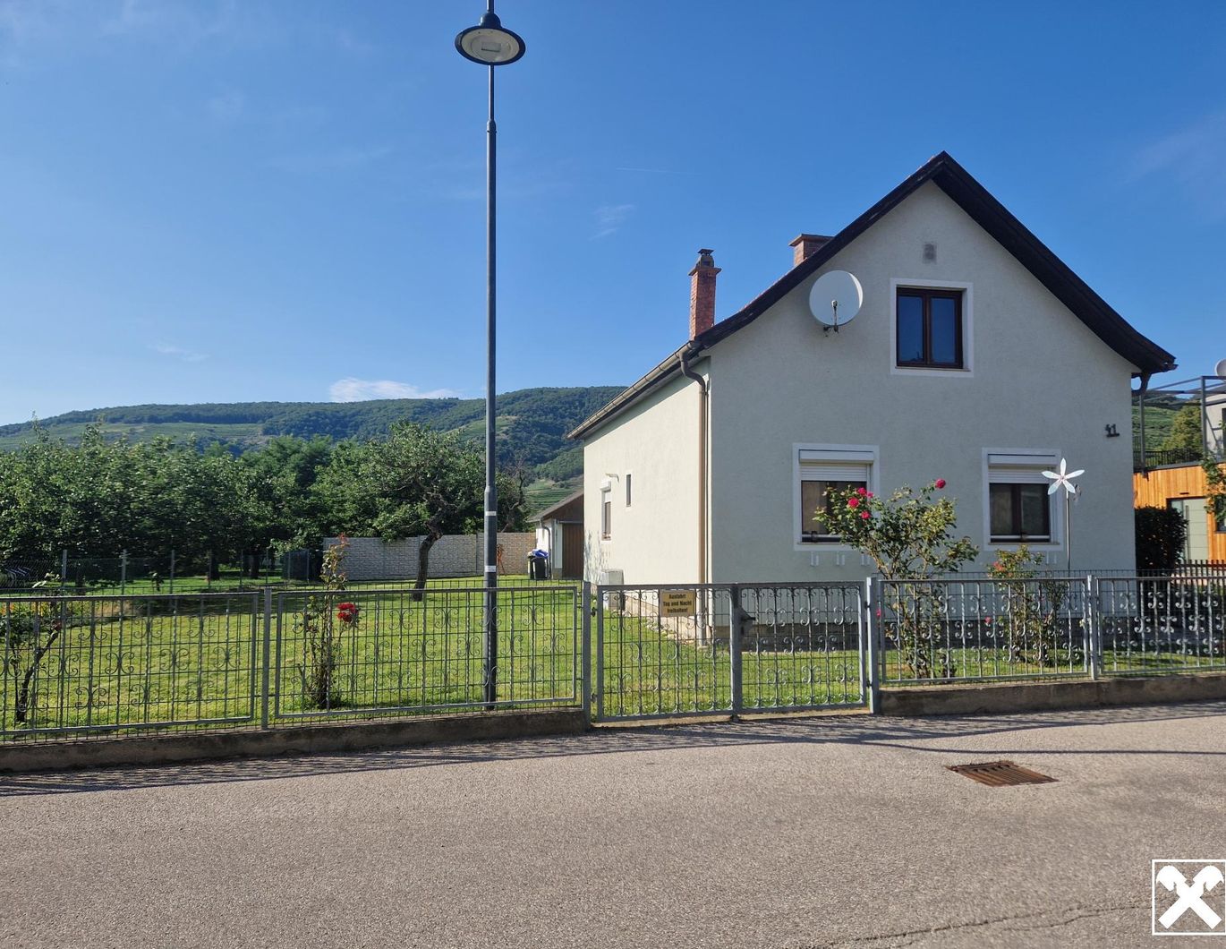 GARTEN- UND OBSTLIEBHABER AUFGEPASST - LIEBEVOLLES LANDHAUS FÜR ZWEI PERSONEN MIT GROSSEM GRUNDSTÜCK SAMT OBSTBÄUMEN