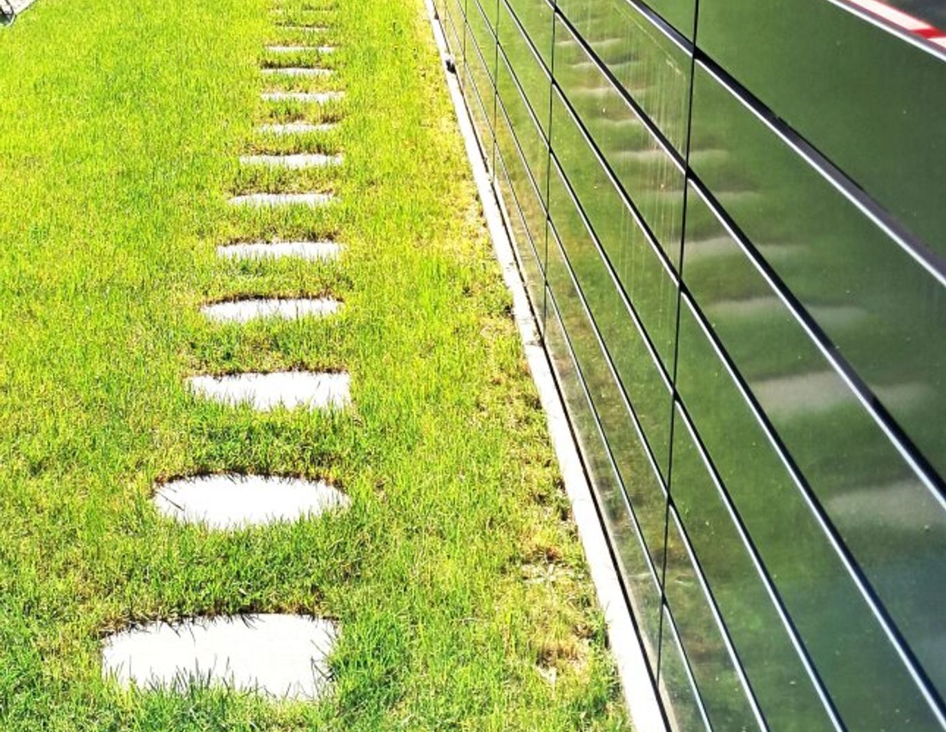 Massivhaus 2022 | hochwertig möbliert mit Keller, Terrasse, Gartenhütte und Parkplätze