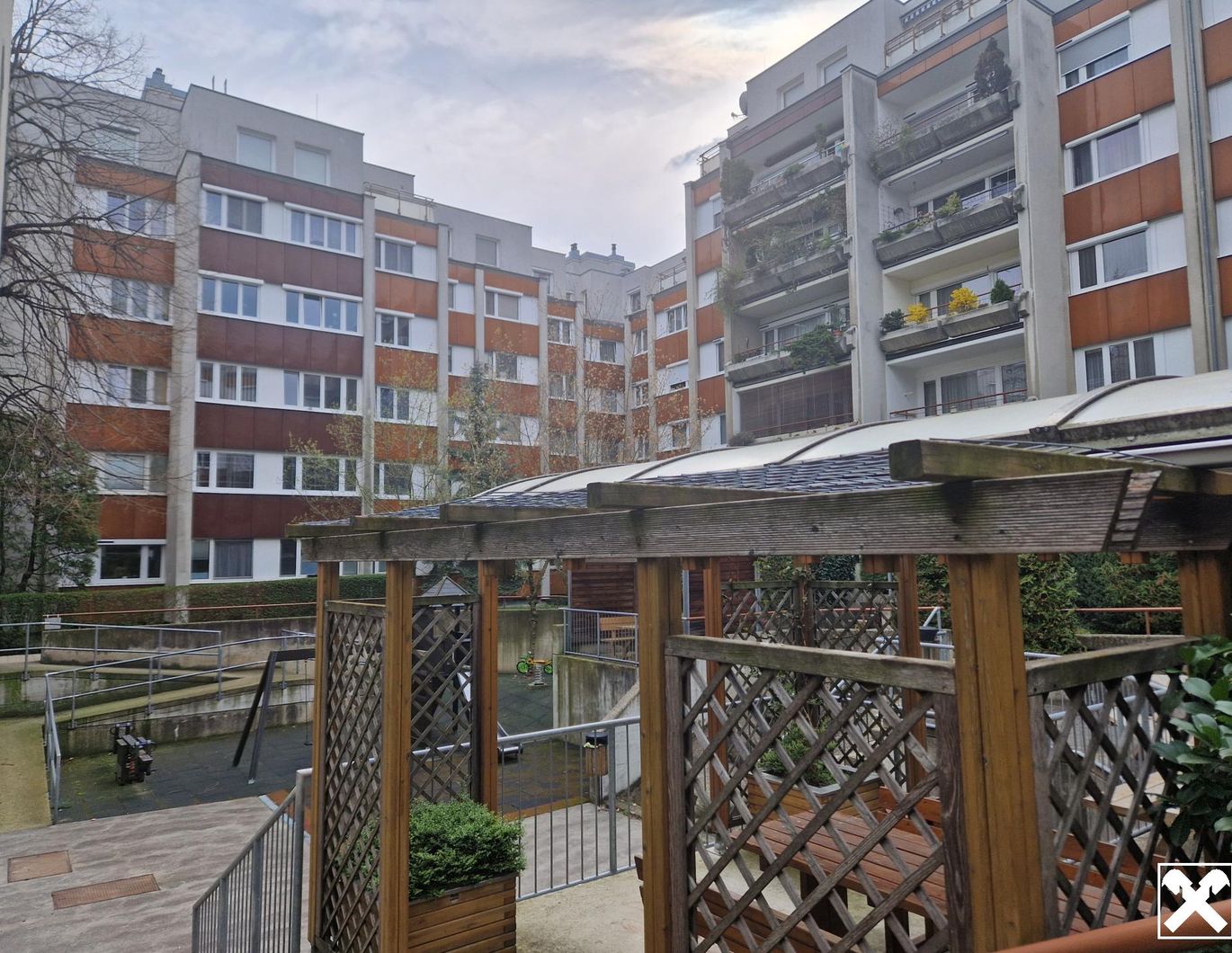ATTRAKTIVE, IN DEN RUHIGEN INNENHOF AUSGERICHTETE 1-ZIMMER-TERRASSENWOHNUNG IN BELIEBTER WOHNLAGE