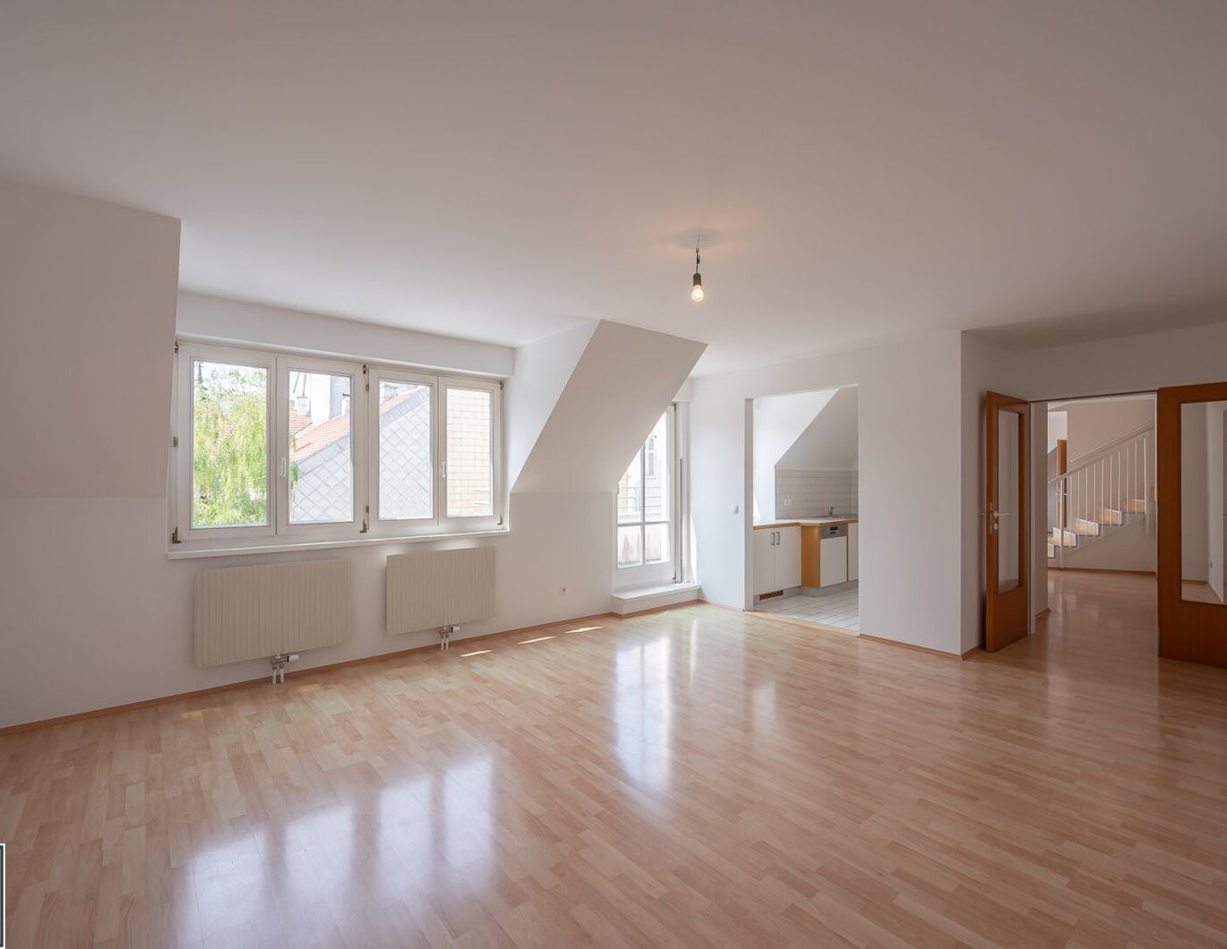 ** Top gepflegte 4 Zimmer Dachgeschoss Wohnung mit Alleinutzung 3er hofseitigen Terrassen - Maisonette Wohnung - Nähe Bahnhof Gersthof ** ab sofort **
