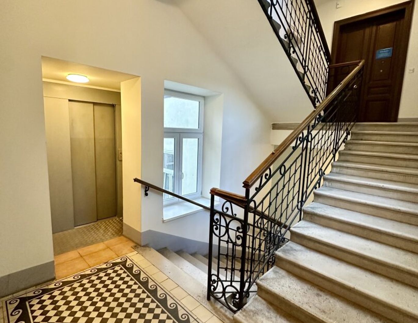 Top-Lage - 3. Liftstock! Renovierungsbedürftige Garconniere