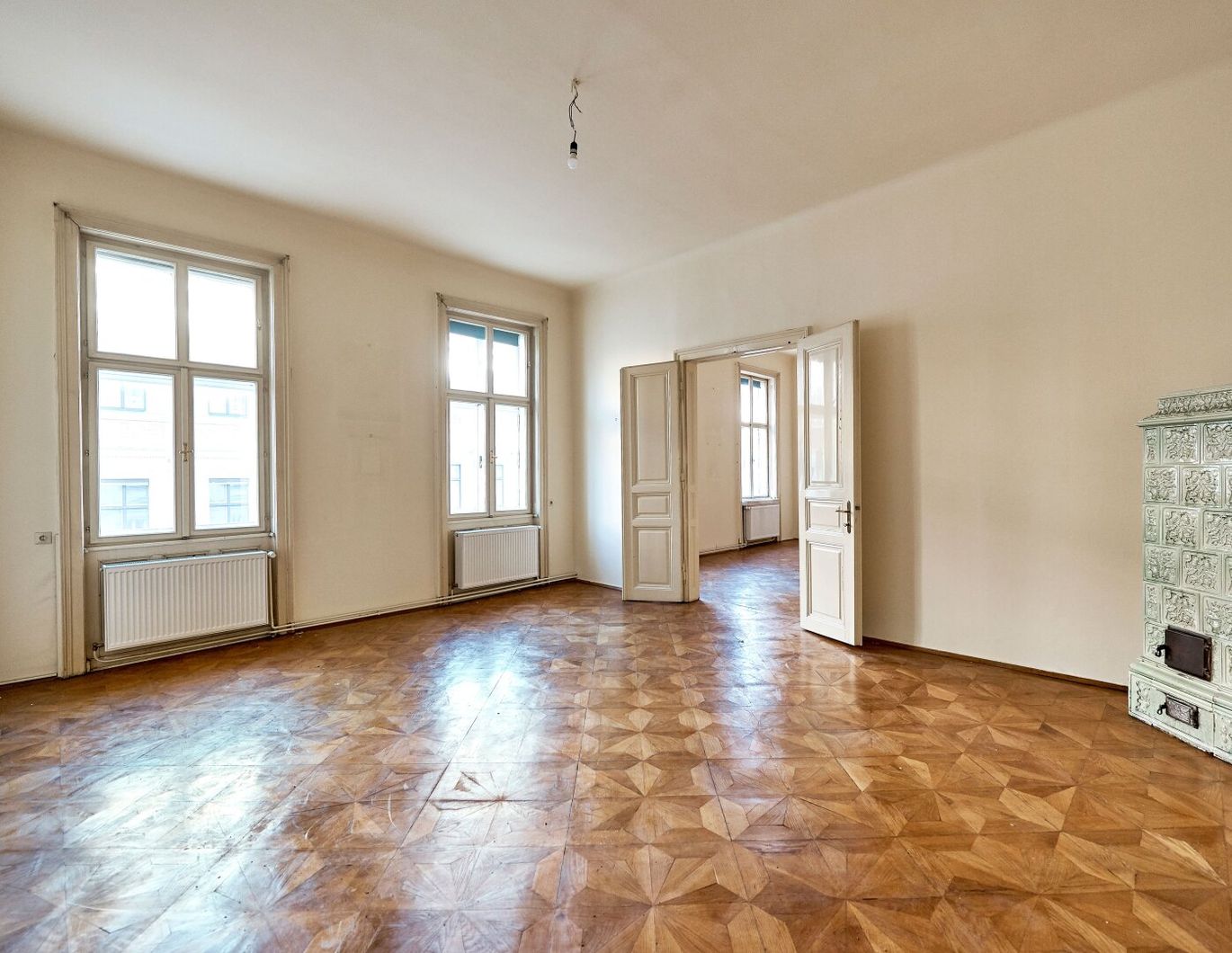 TOP-LAGE beim SCHOTTENTOR! 5-Zimmer-Altbau in Hof- und Straßenlage