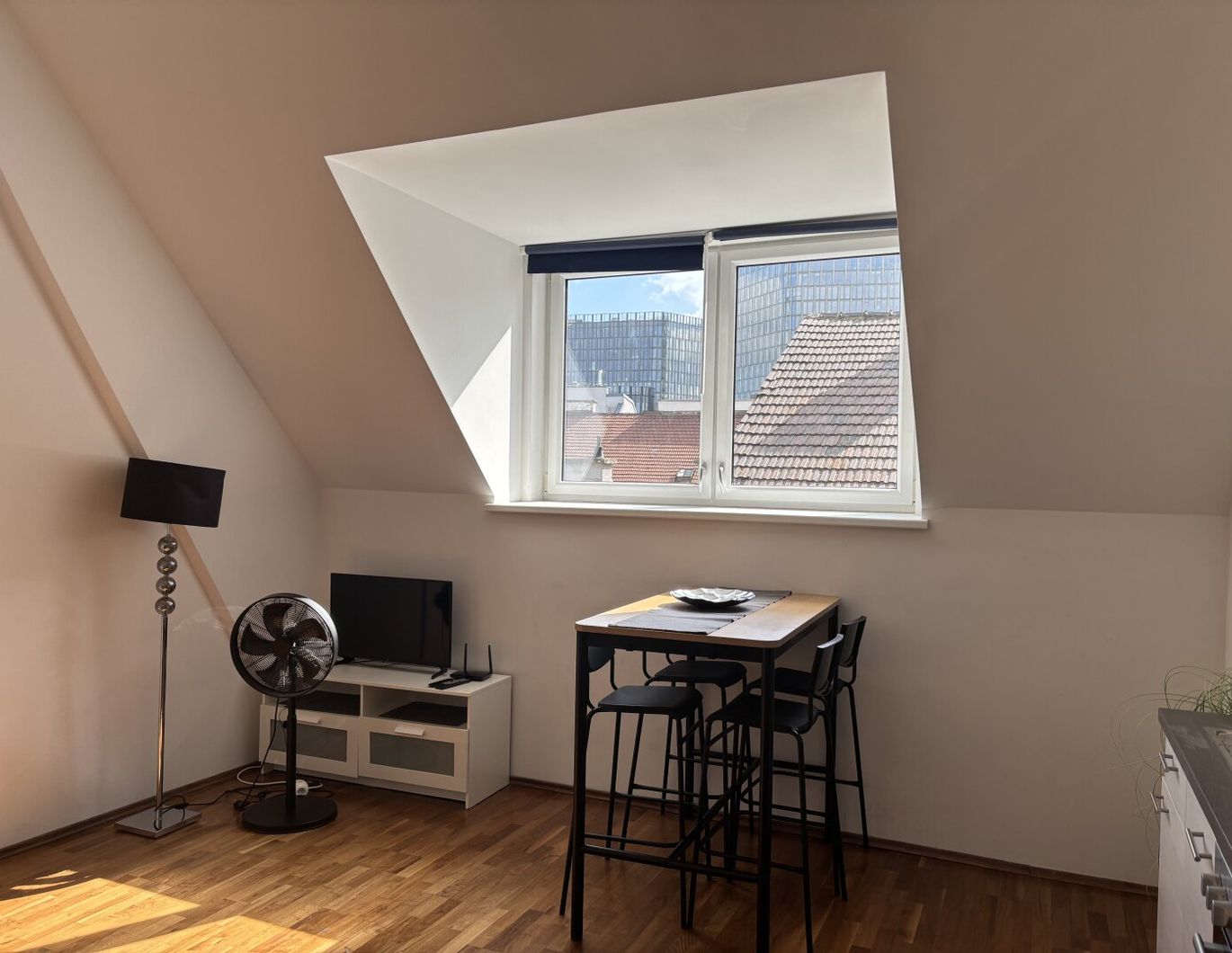 Zum Verkauf gelangt eine helle Dachgeschoßwohnung