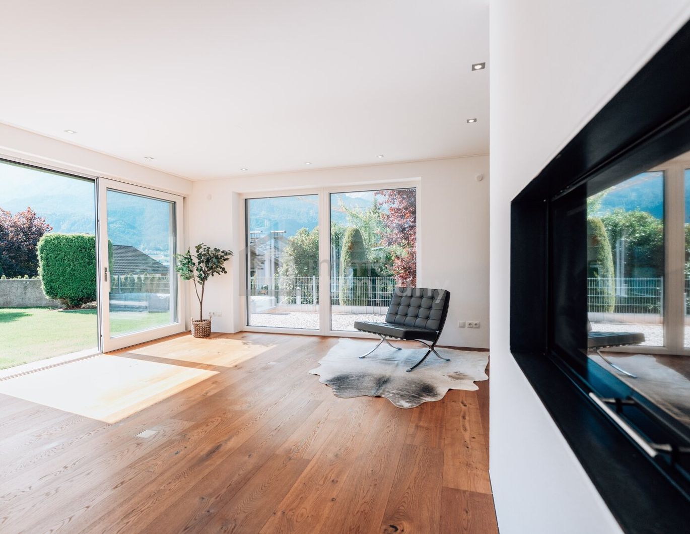 Gartenwohnung mit erstklassiger Architektur in bester Stadtlage - sehr großer Garten, ausgezeichnete Parksituation