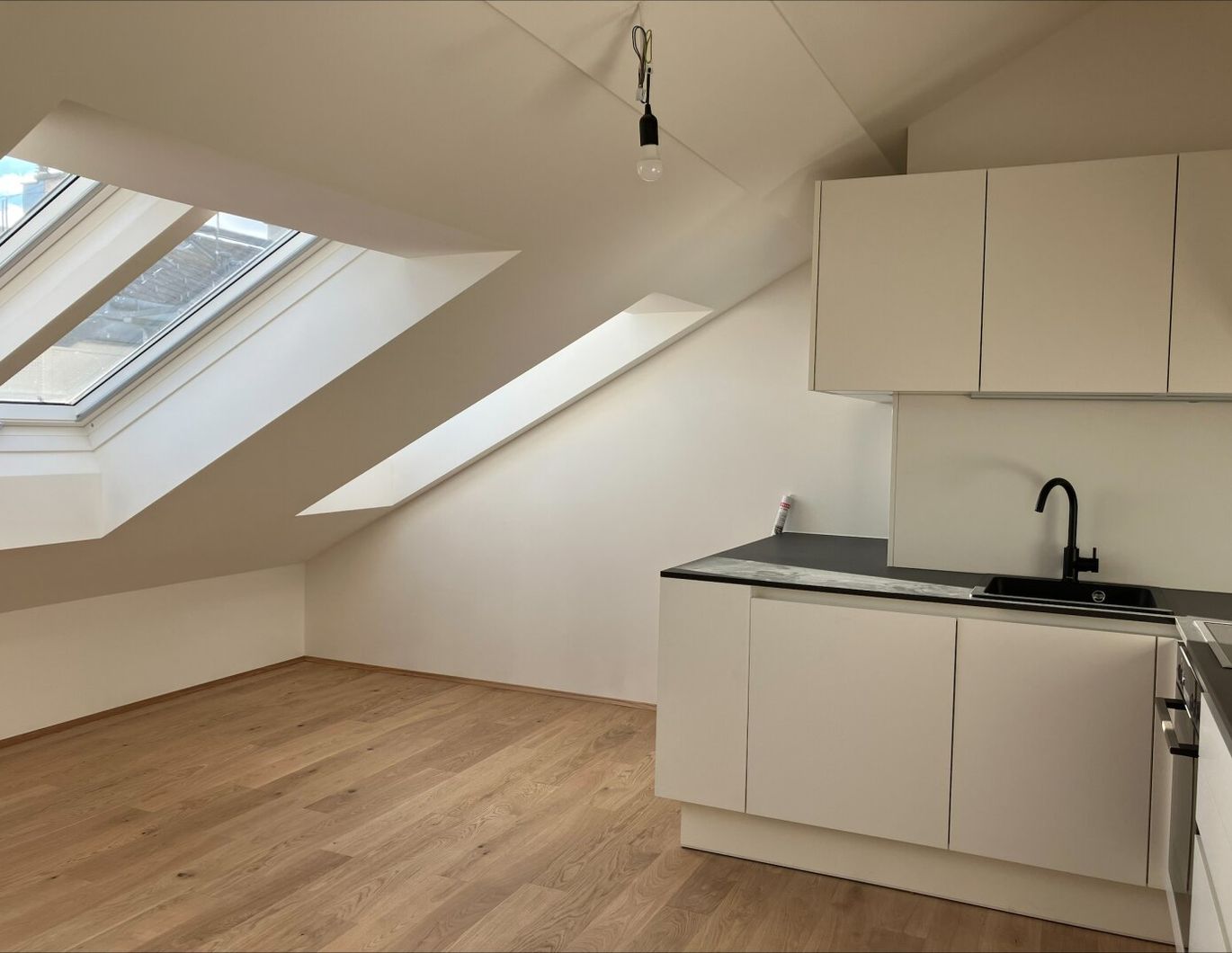 Zentral wohnen im 3. Bezirk: Großzügiger 3-Zimmer-ERSTBEZUG im DG mit KÜCHE und separater TERRASSE, absolute Ruhelage, U3-Nähe