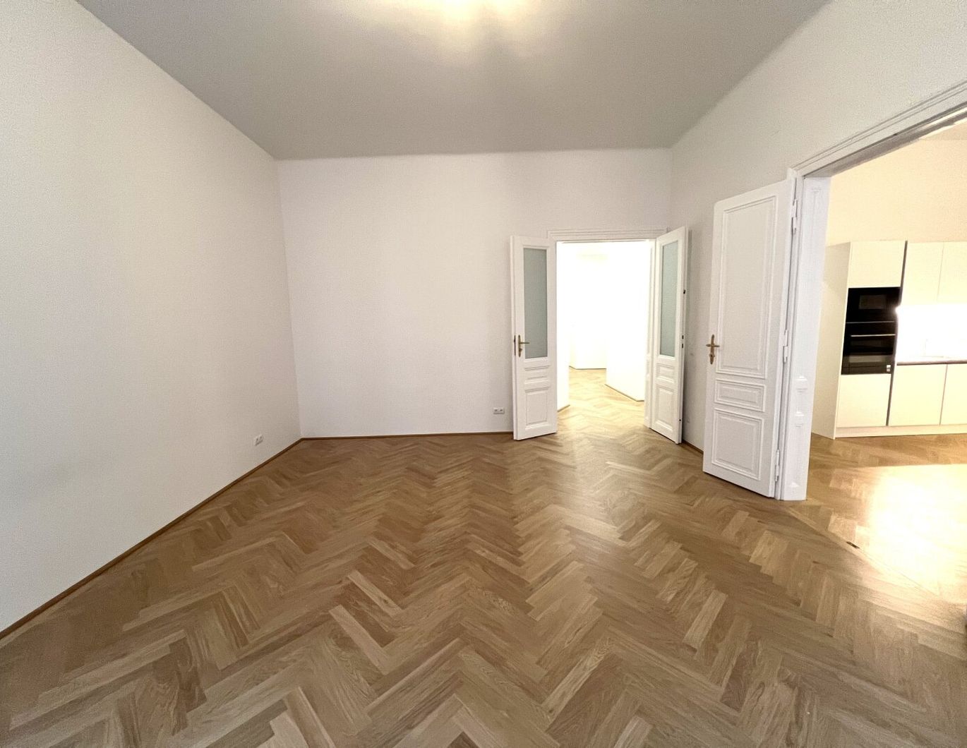 UNBEFRISTET: Generalsanierte 5-Zimmer-Altbauwohnung mit kleinem Balkon in der Innenstadt