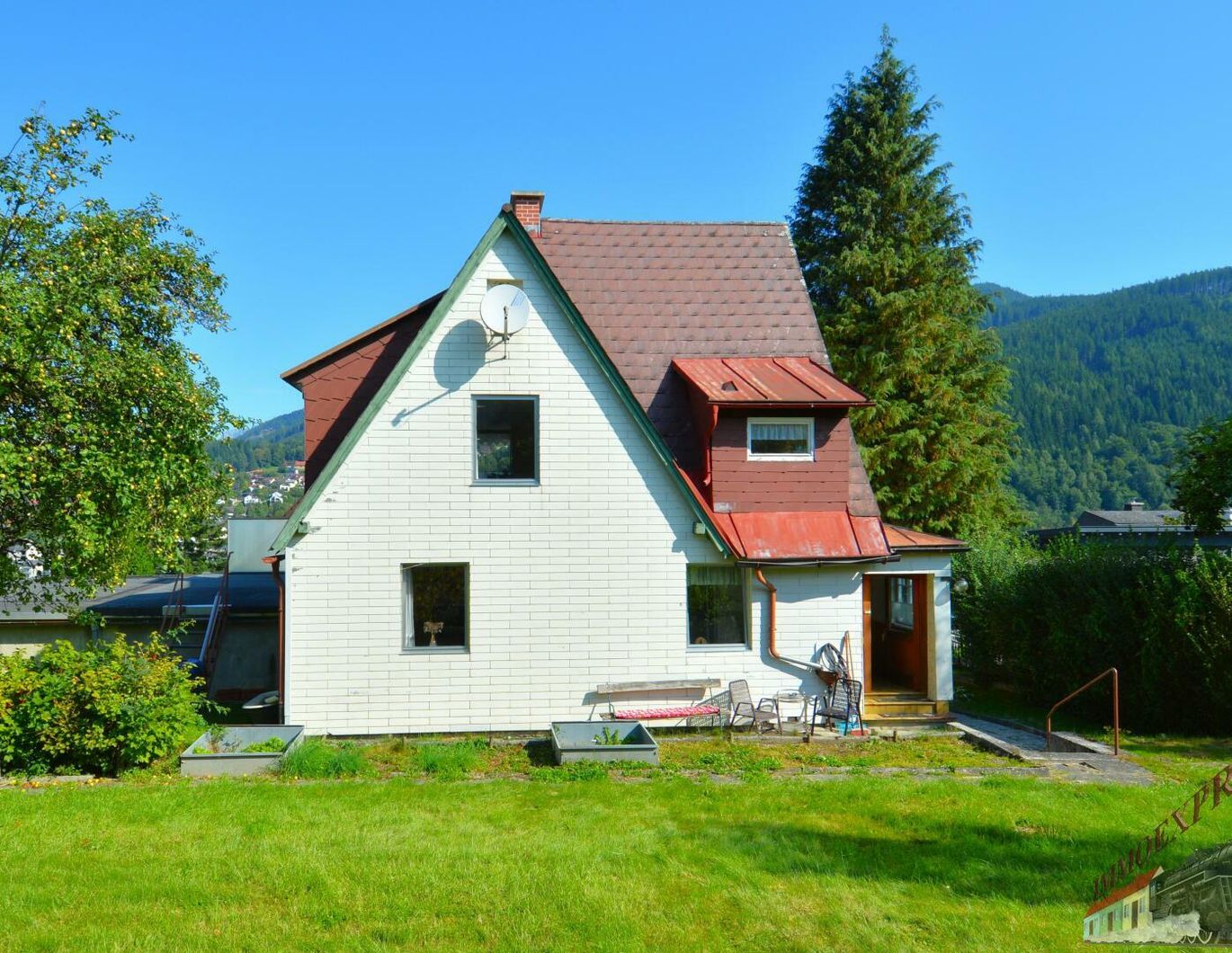 Einfamilienhaus mit Gäste-/Sommerhaus und 2 Garagen - Fernblick
