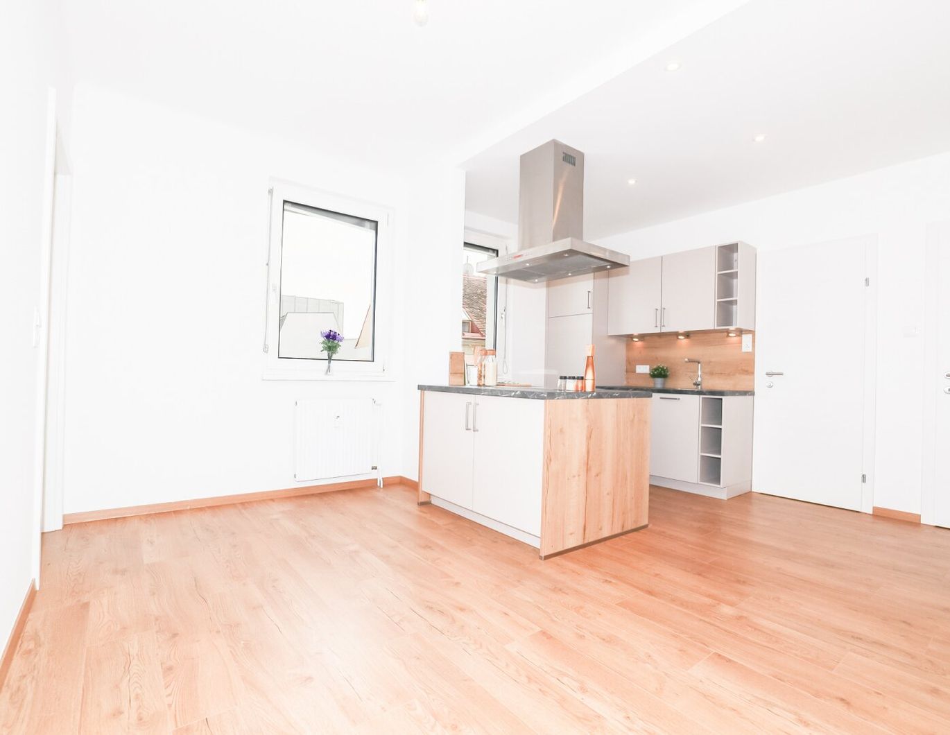 !! WOW !! I TOP-GRUNDRISS I BALKON I BADEWANNE I MODERN SANIERT I OFFENE KÜCHE I 4. STOCK MIT LIFT I HAUSTIERE WILLKOMMEN I PROJEKT WOHNEN I