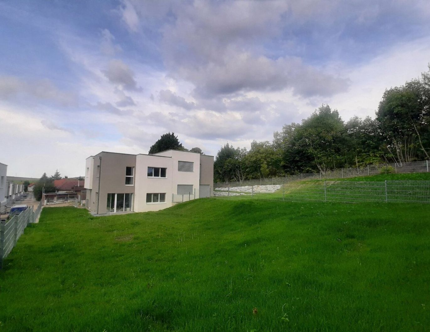 MODERNE DOPPELHAUSHÄLFTE MIT GROSSEM GARTEN UND TOLLER VERKEHRSANBINDUNG - DIREKT IN NEULENGBACH