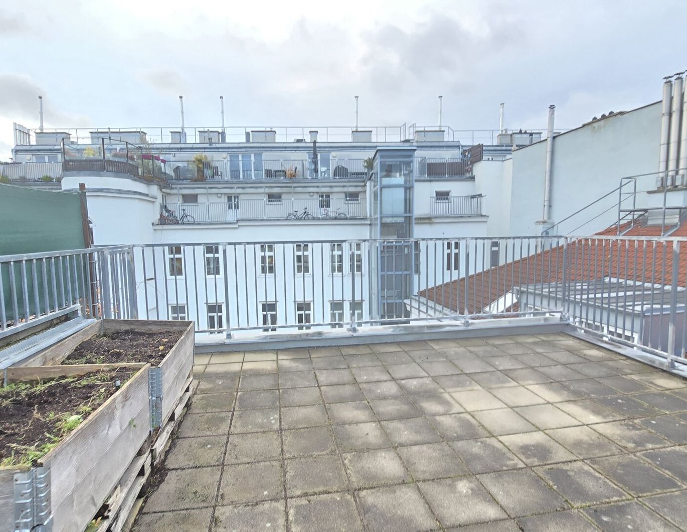 Schöne 4 Zimmer Wohnung mit große Terrasse. WG möglich