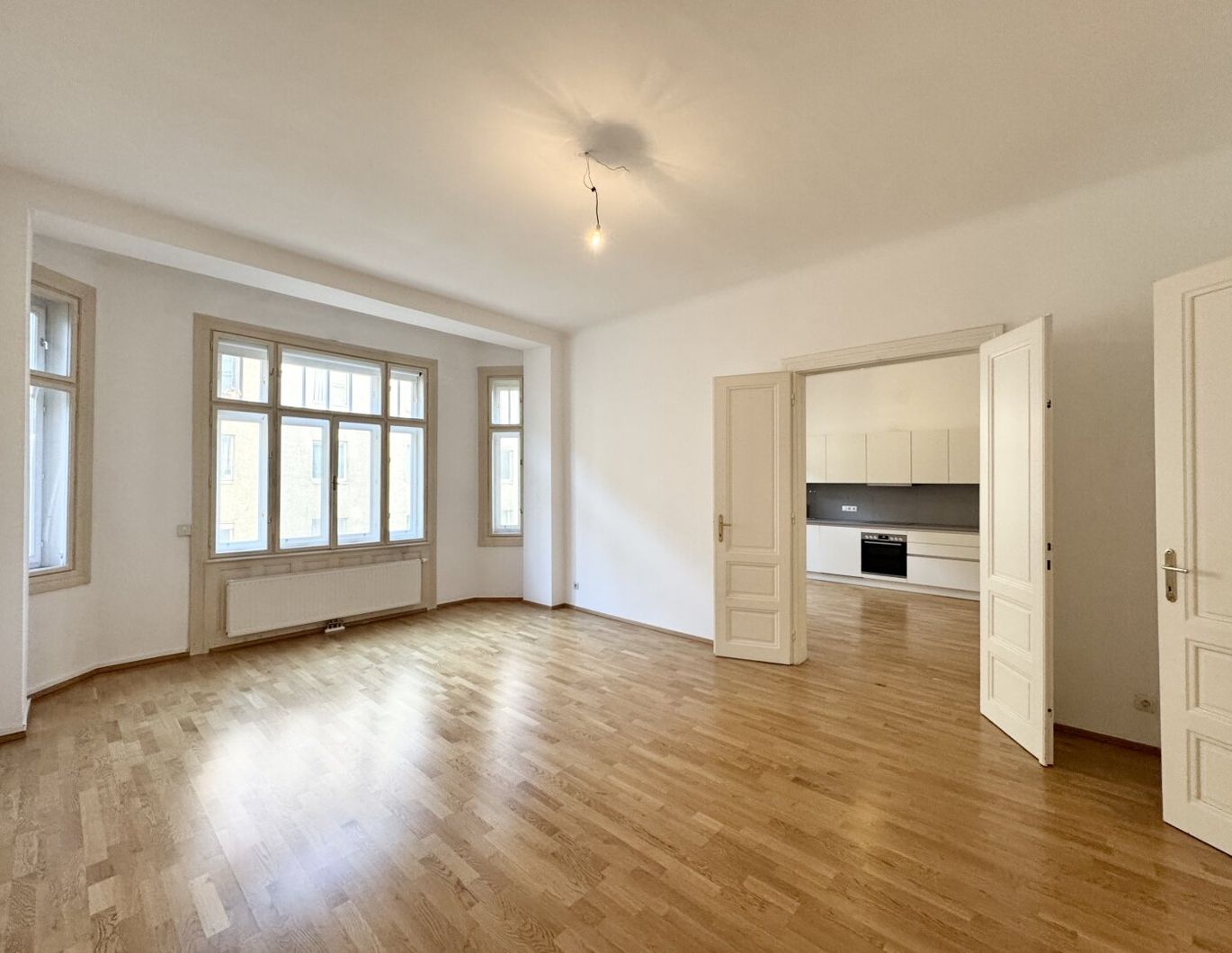 Wunderschöner Stil-Altbau mit Erker! 3 Zimmer plus separate Küche nächst Kunst Haus