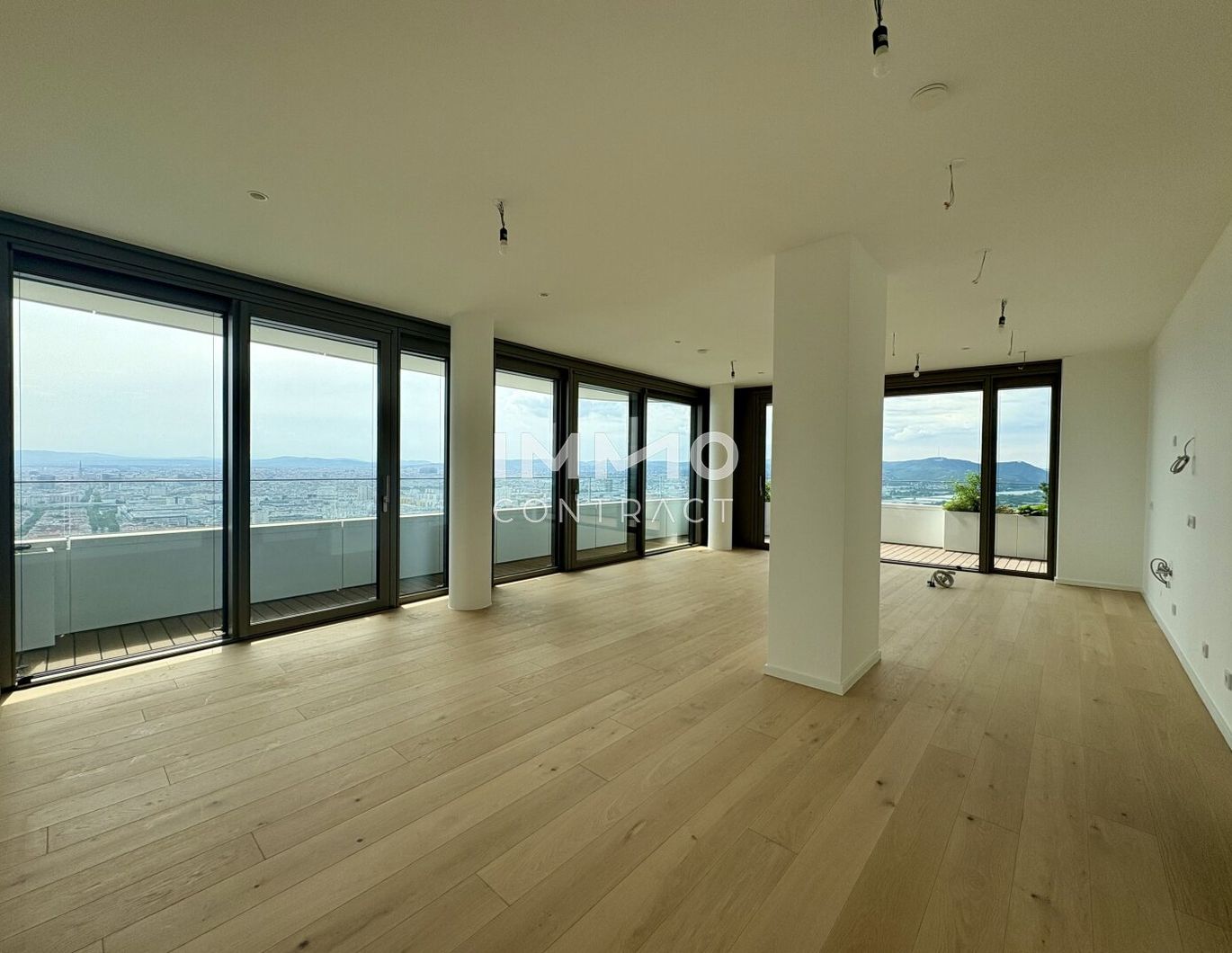 Stephansdom, Donau, Kahlenberg im Blick: Geräumiges Apartment mit Annehmlichkeiten (Gym, Pool, Spa, Lounges, Doorman)