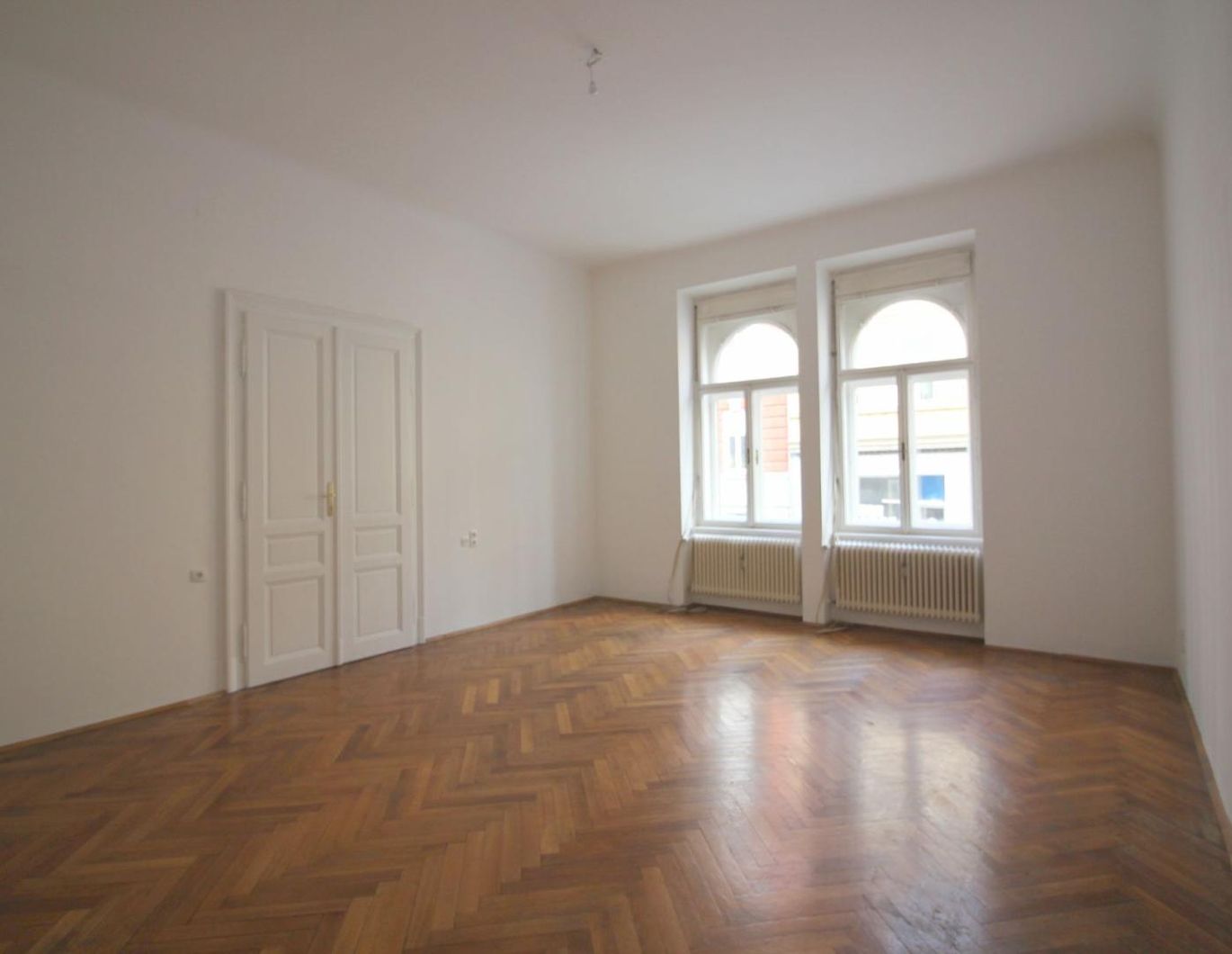 GROSSZÜGIGE ALTBAUWOHNUNG IN TOP-LAGE NAHE KAISER-JOSEF-PLATZ - IDEAL ALS WOHNUNG ODER BÜRO