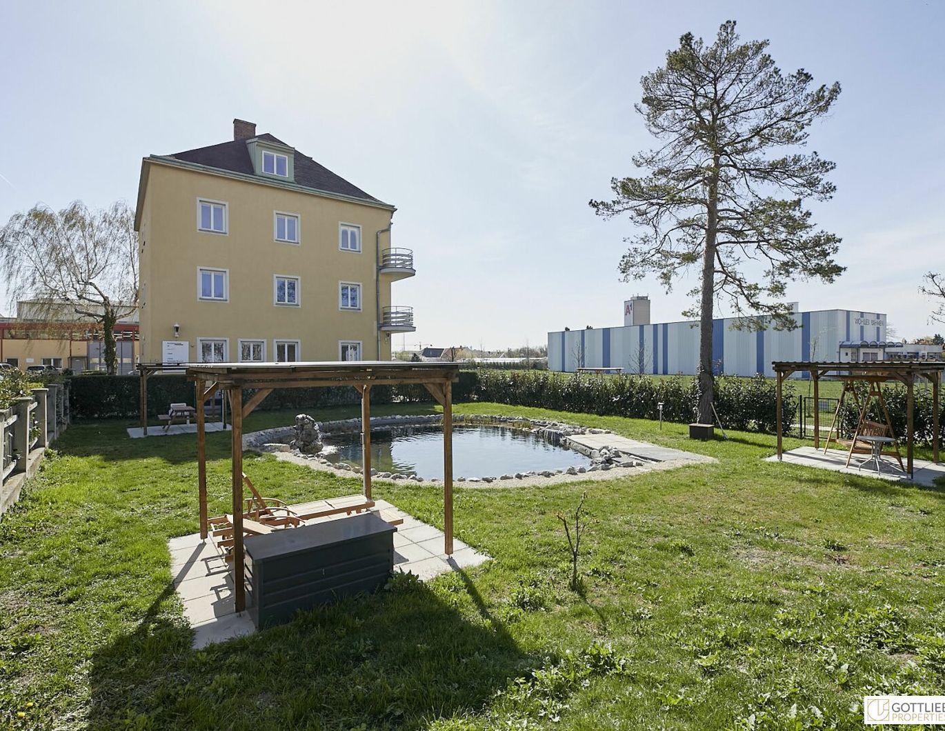 Bestlage Kaiserebersdorf! Möblierte 2-Zimmer-Wohnung für Singles oder Pärchen mit Balkon, Gartennutzung und Schwimmbiotop