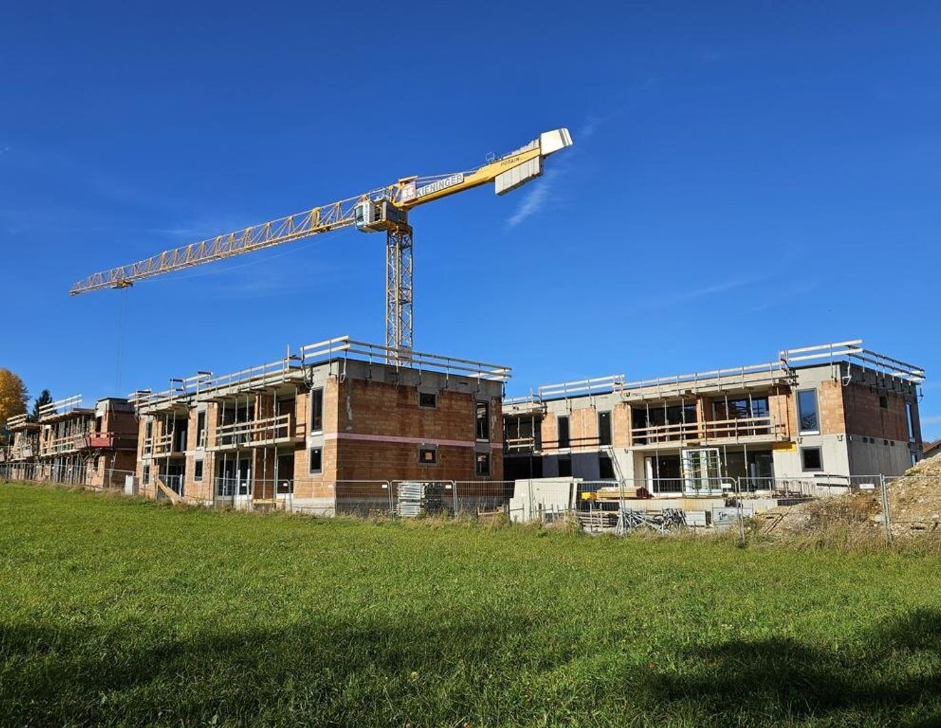 Paket - Angebot A05: Provisionsfreie 75m² Neubauwohnung im 1. OG mit 9m² Balkon und 2 TG-Plätze in Holzhäuseln!