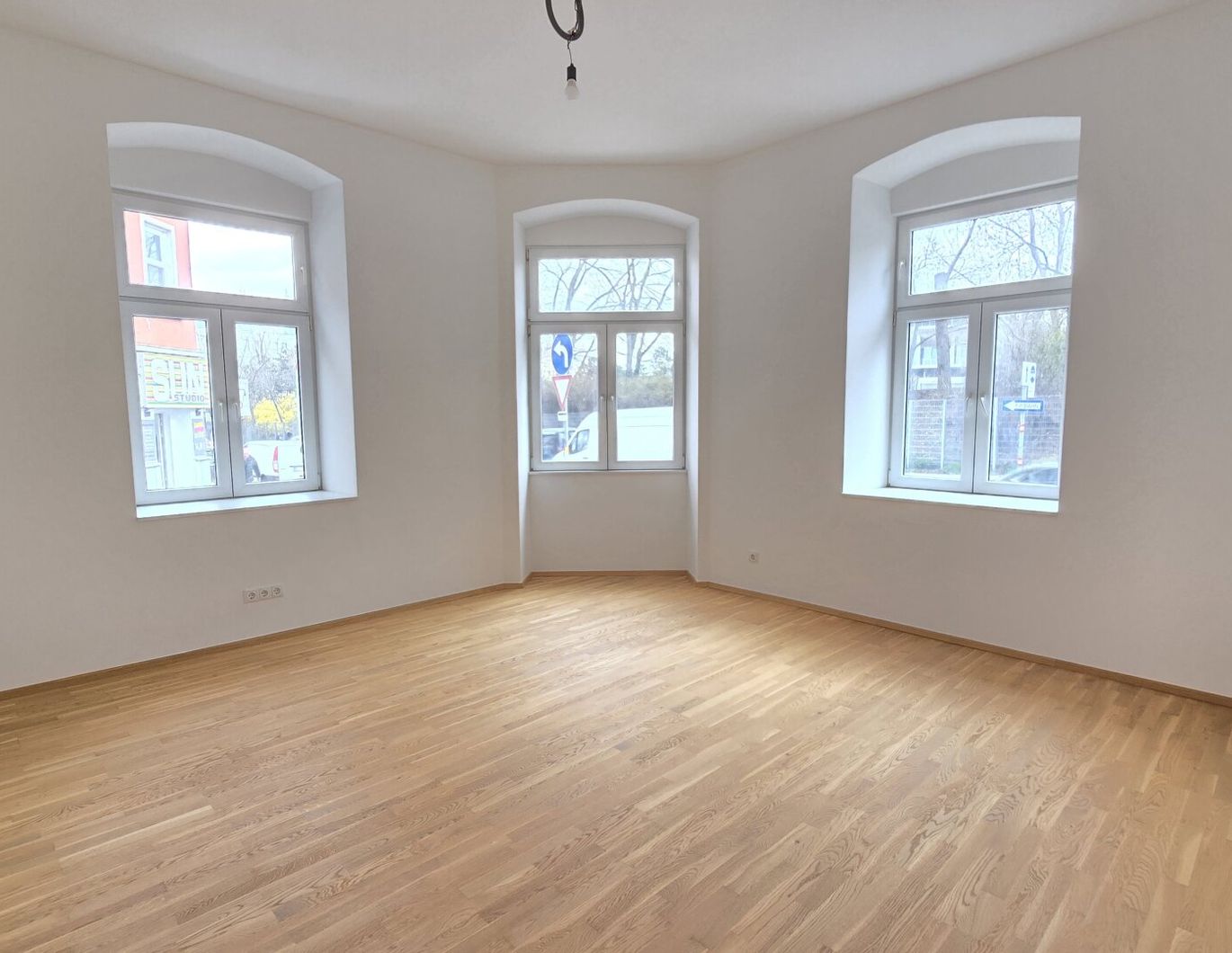 Schöne Wohnung ca. 56m² 2.Zi. Erdgeschoß Nähe Lugner City U6.