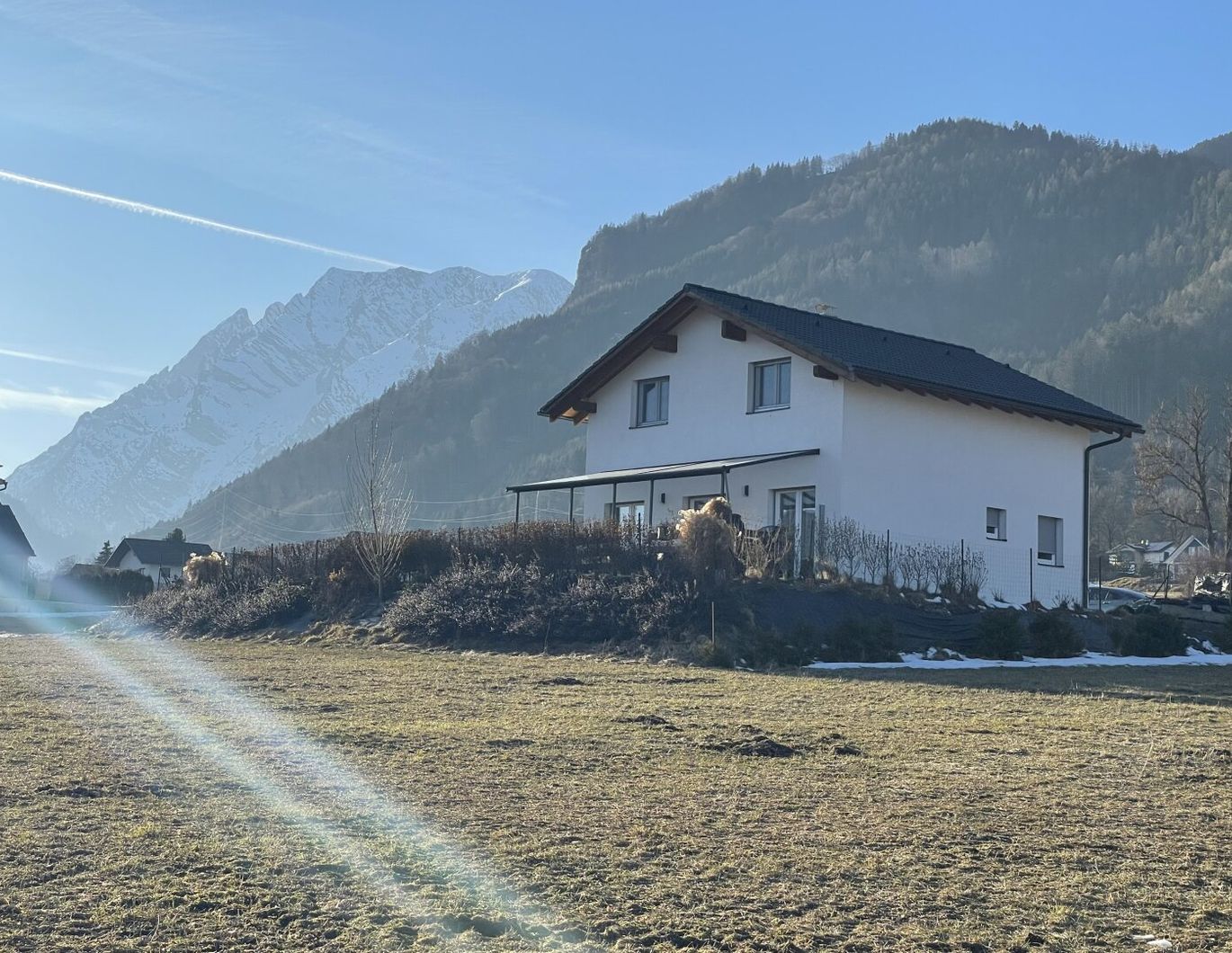 Neuwertiges Wohnhaus, süd-westseitig überdachte Terrasse, Doppelcarport! Zweitwohnsitzfähig!