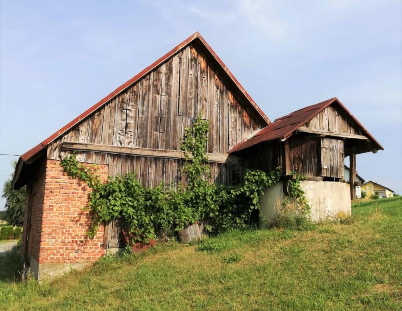 Bauplätze mit großzügigem landwirtschaftlichen Gebäude (150m²) in herrlicher Lage mit Traumausblick!