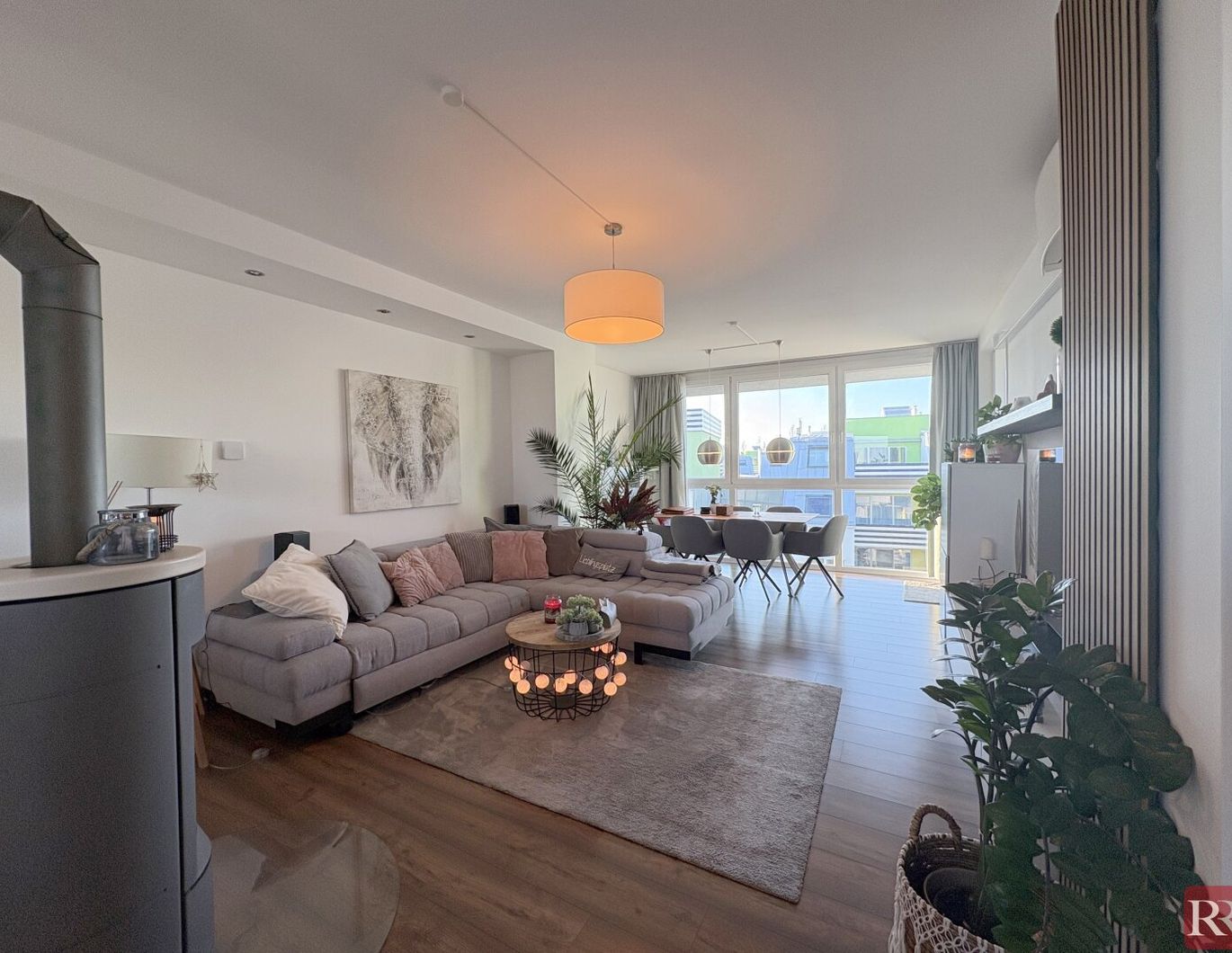 Familientraum mit 4 Zimmern, Dachterrasse mit Outdoorküche, zwei Garagenplätzen und Badeseezugang