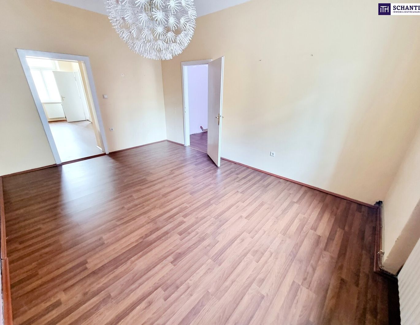 Make Altbau great again - Wohnträume selbst gestalten! Sanierungsbedürftige Altbauwohnung! U-Bahn ums Eck + Traumhaft renoviertes Altbauhaus + Optimalste Infrastruktur und Anbindung! Worauf warten Sie noch?