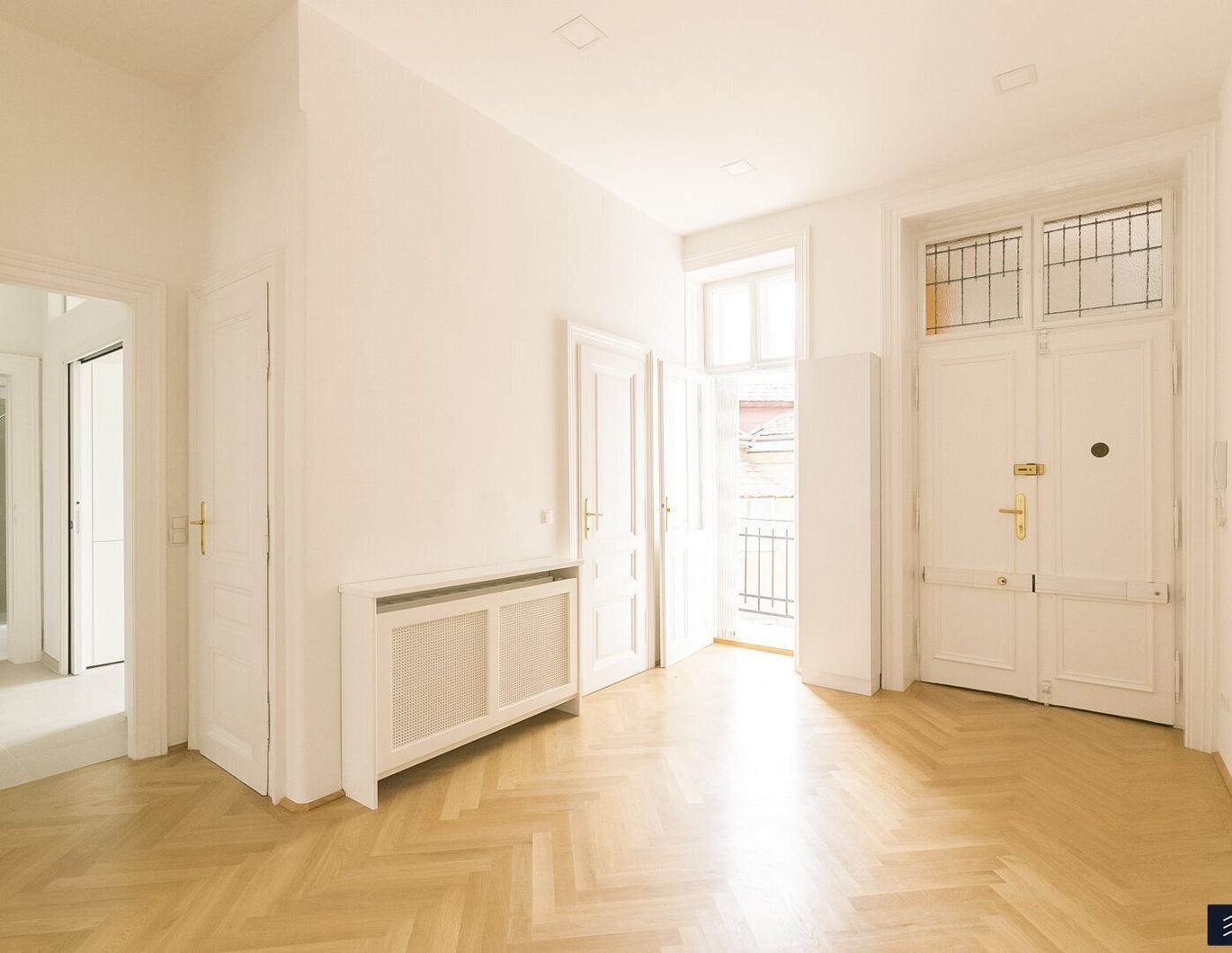 LICHTDURCHFLUTETE STILRARITÄT | 4 ZIMMER ALTBAU | NÄHE STEPHANSPLATZ