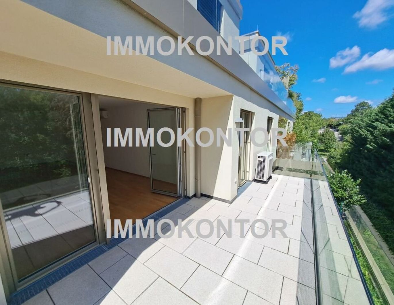 moderne Wohnung mit Balkon und Garage