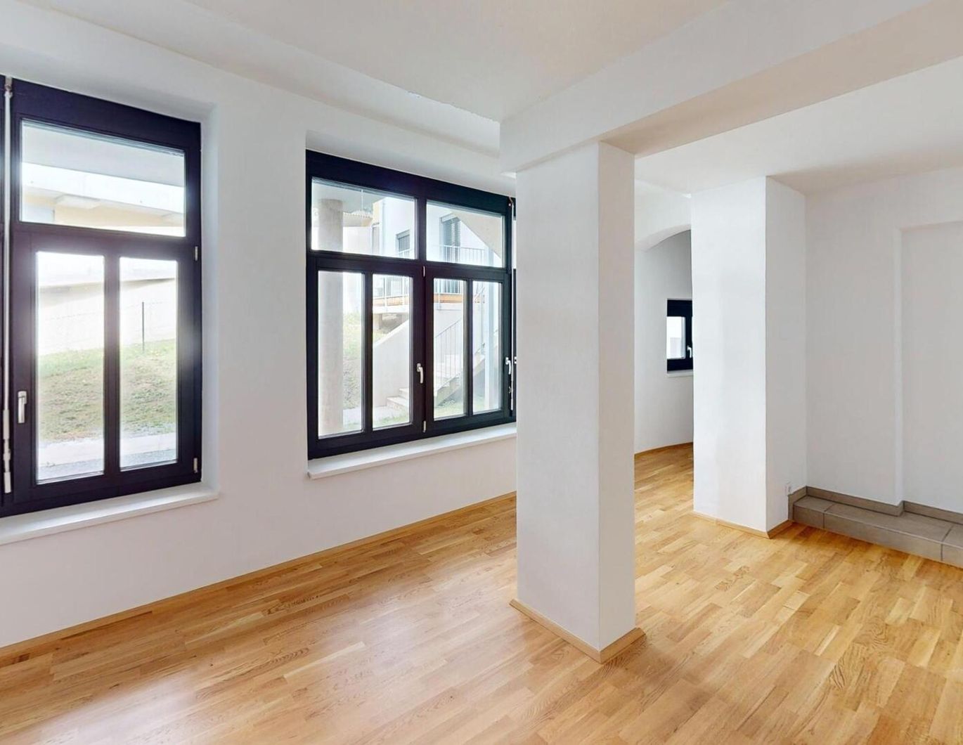 Moderne Erdgeschosswohnung mit eleganter Fensterfront