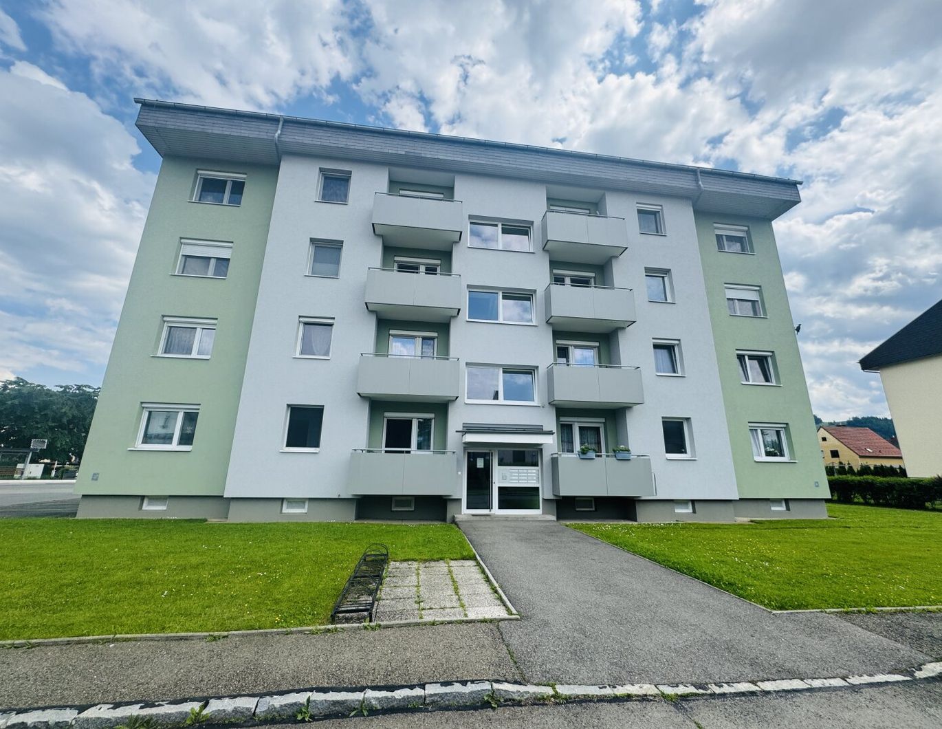 Apfelberg: großzügige 3-Zimmer-Wohnung ca 79 m2 mit zwei Balkone und Garage