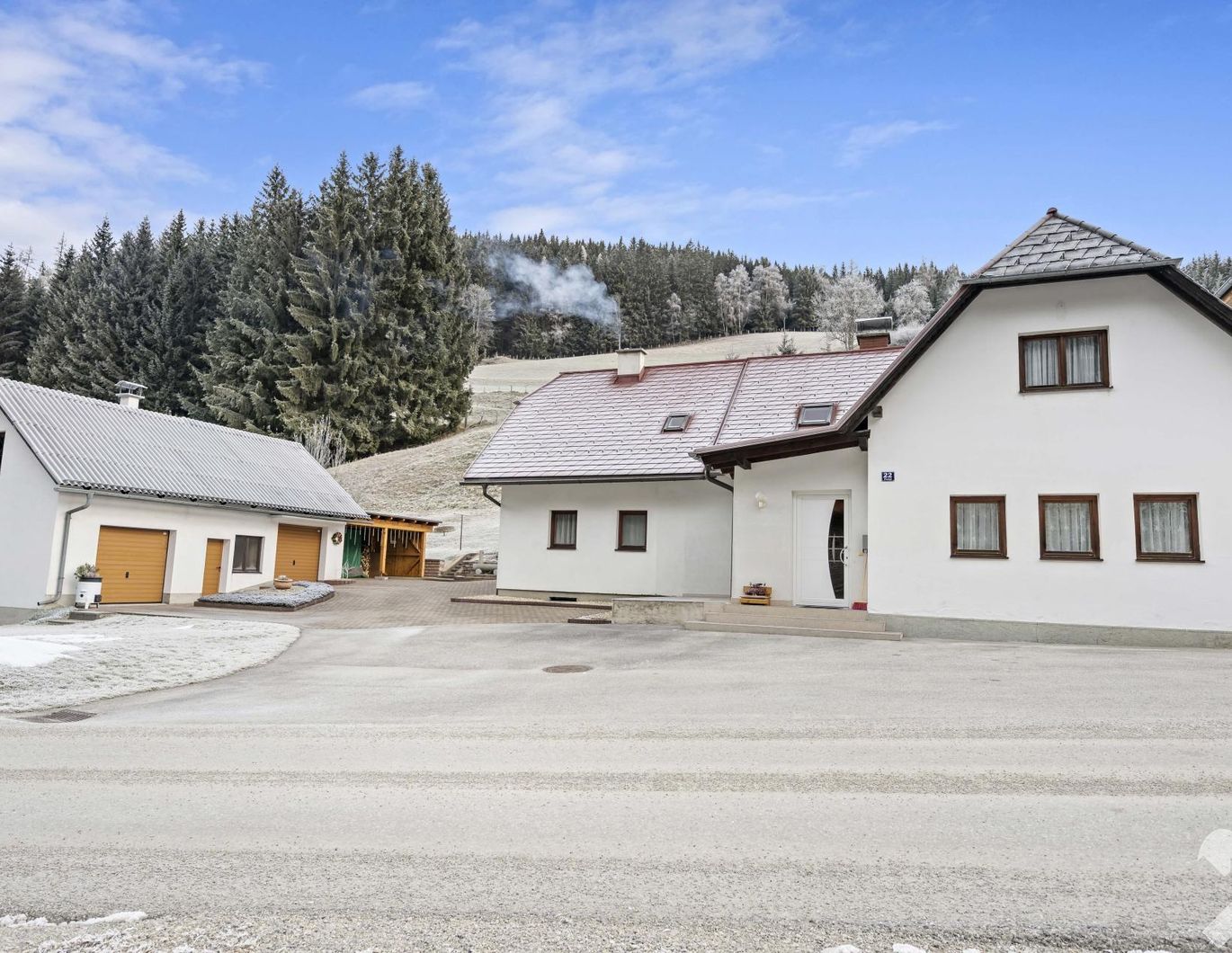 Wohnhaus mit mehreren Nebengebäuden