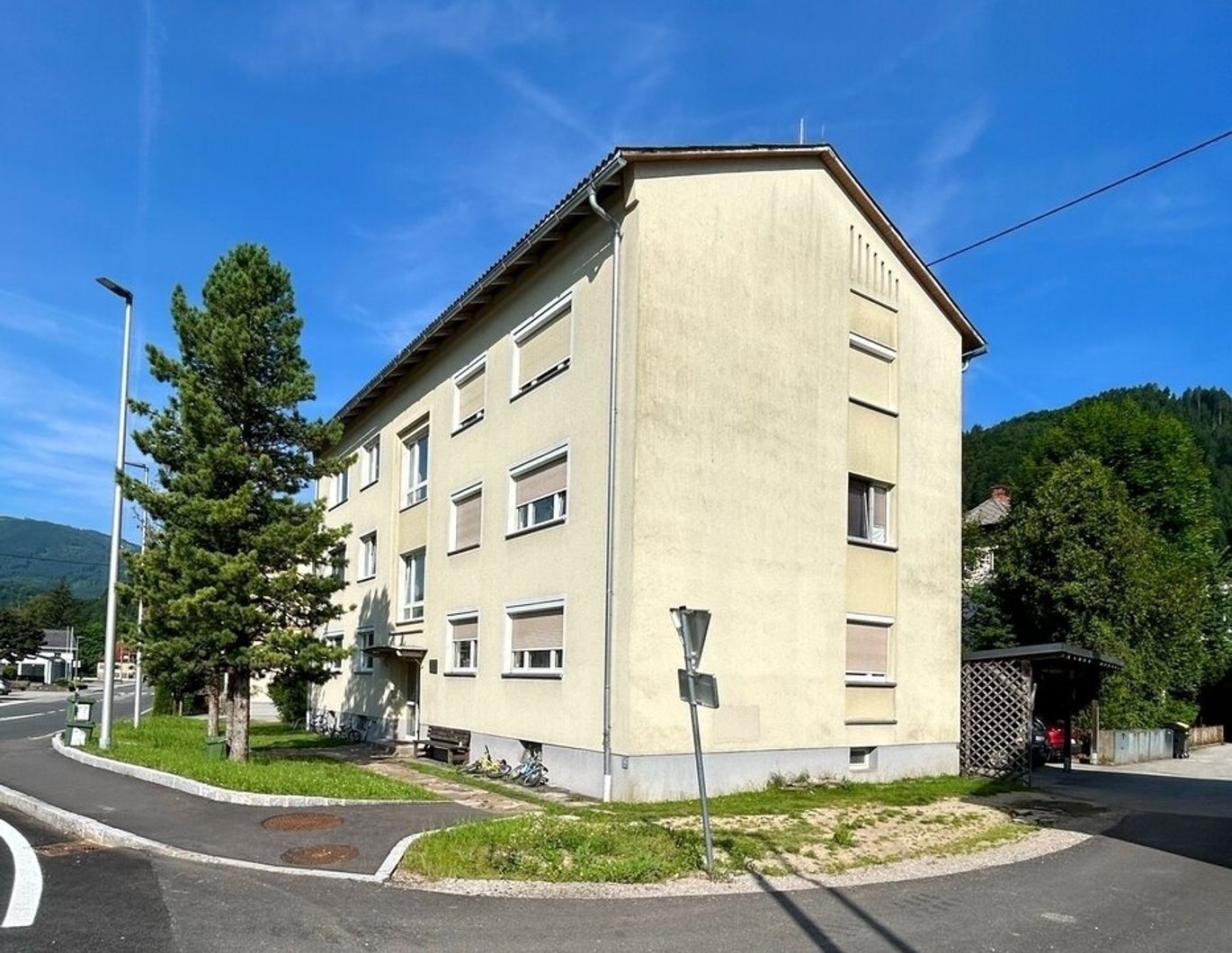 ANGEBOT 2 Monate MIETFREI! PREISWERTE 3 ZIMMER WOHNUNG MIT PARKPLATZ IM GRÜNEN