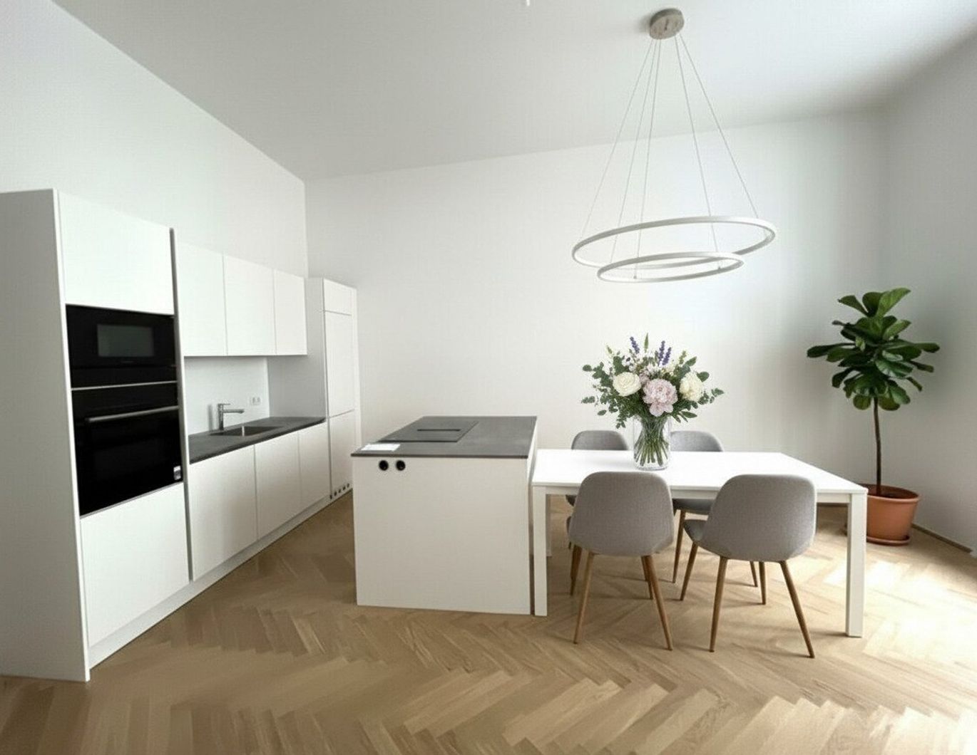 UNBEFRISTET: Generalsanierte 5-Zimmer-Altbauwohnung mit kleinem Balkon in der Innenstadt