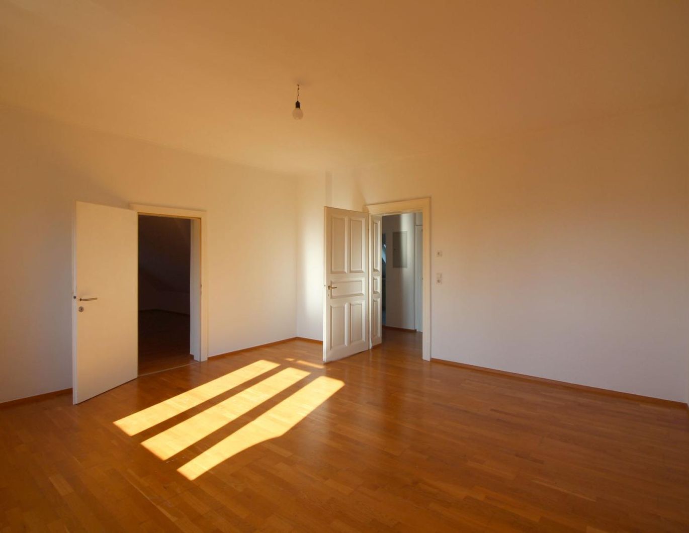 LICHTDURCHFLUTETE 2-ZIMMER-WOHNUNG MIT PARKPLATZ IN LIEBENAU